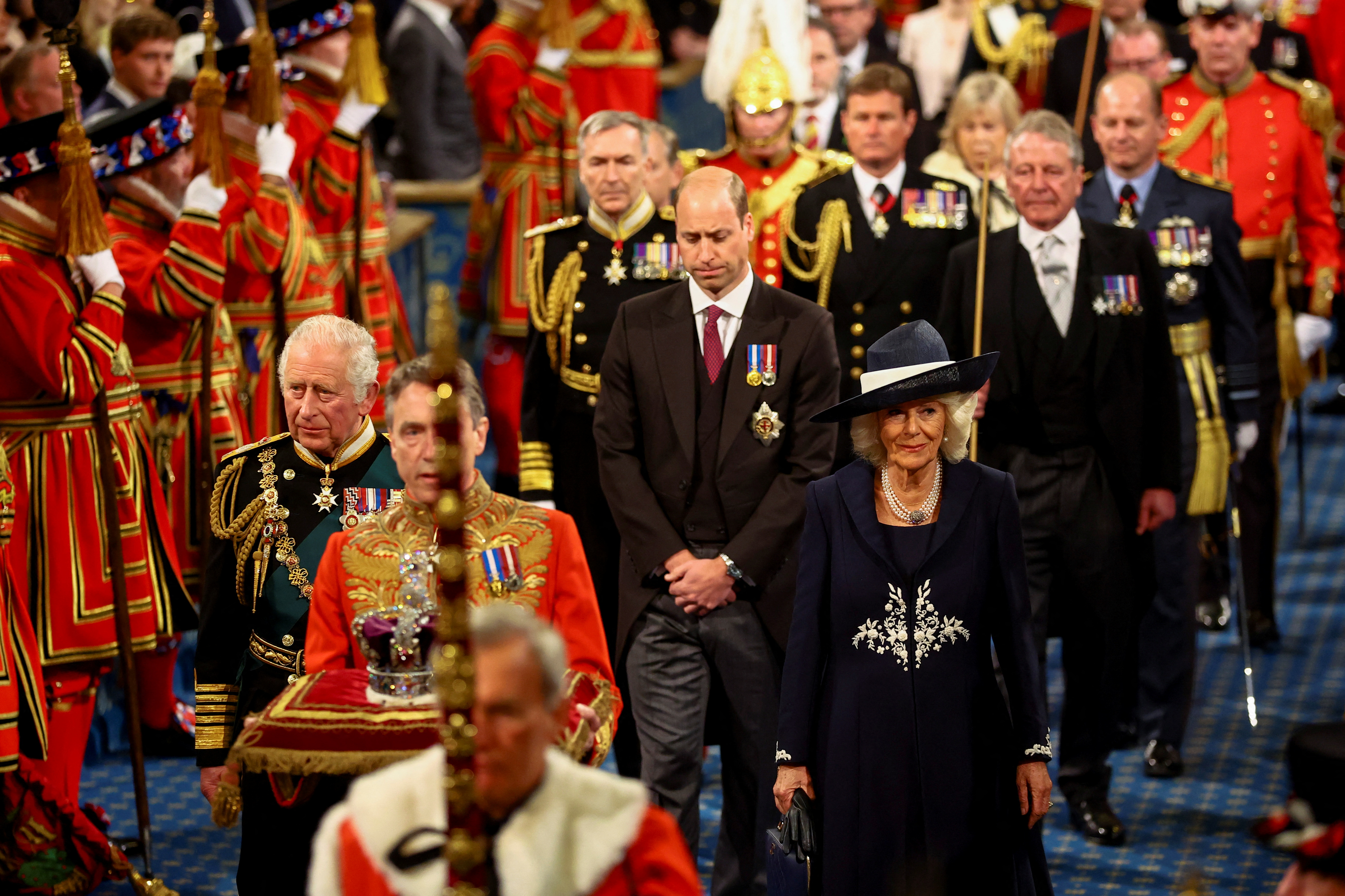 El Príncipe Carlos, Camilla, Duquesa de Cornualles y el Príncipe William de Gran Bretaña proceden detrás de la Corona del Estado Imperial a través de la Galería Real para la Apertura Estatal del Parlamento en el Palacio de Westminster en Londres, Gran Bretaña, el 10 de mayo de 2022. REUTERS/Hannah McKay/Pool