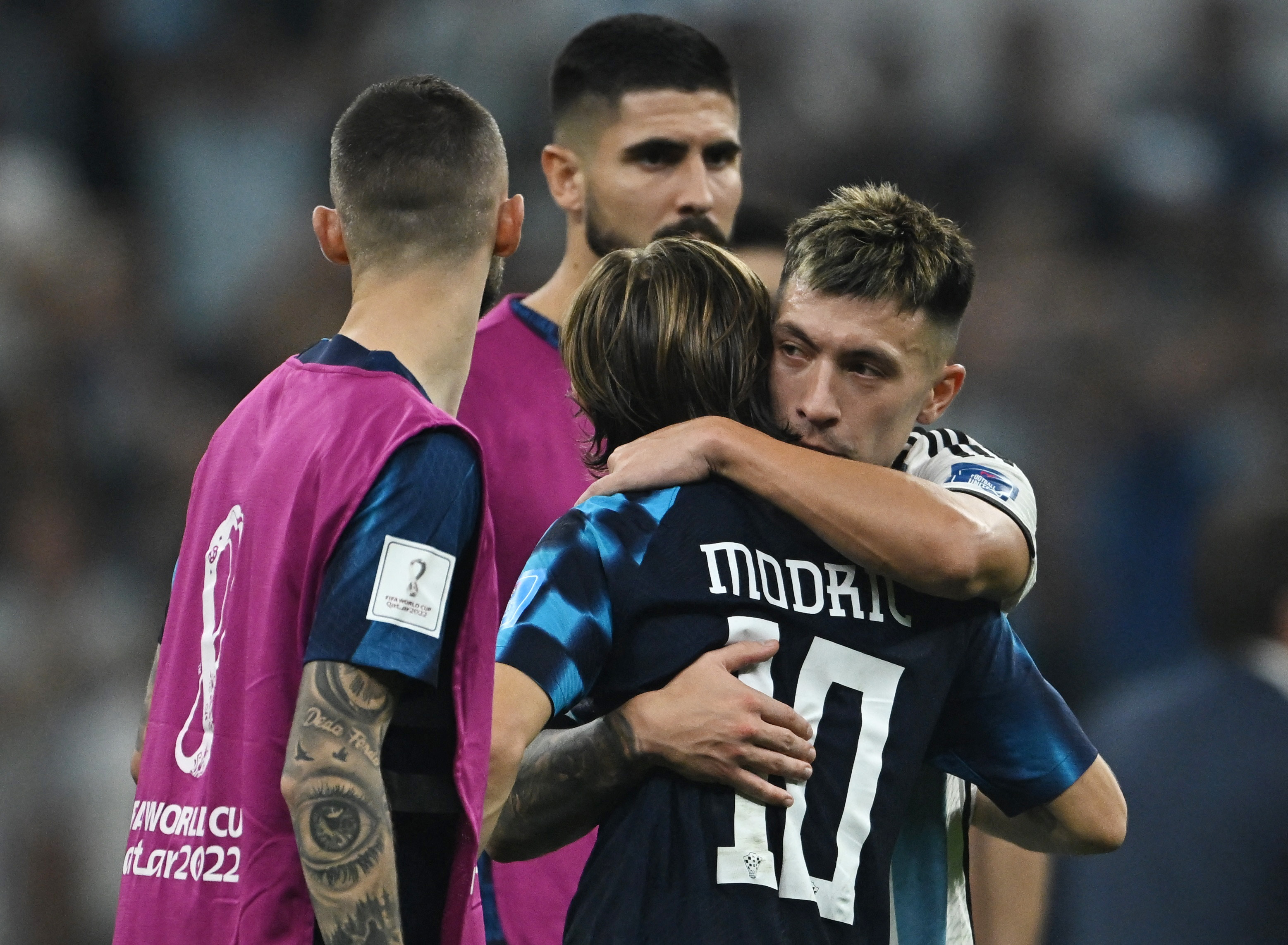 The gestures of Messi and the entire squad of the Argentine team with Croatia after qualifying for the World Cup final 14 Lisandro Martinez hugs Luka Modric