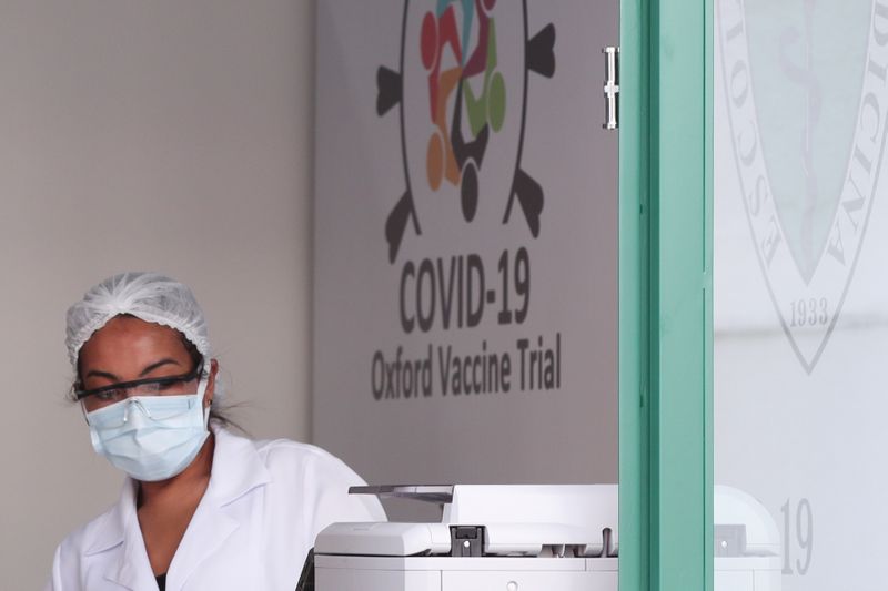 Alberto Fernández anunció que la vacuna contra el coronavirus desarrollada por la universidad de Oxford estará lista para ser utilizada en el primer semestre de 2021 (Reuters/Amanda Perobelli/Archivo)
