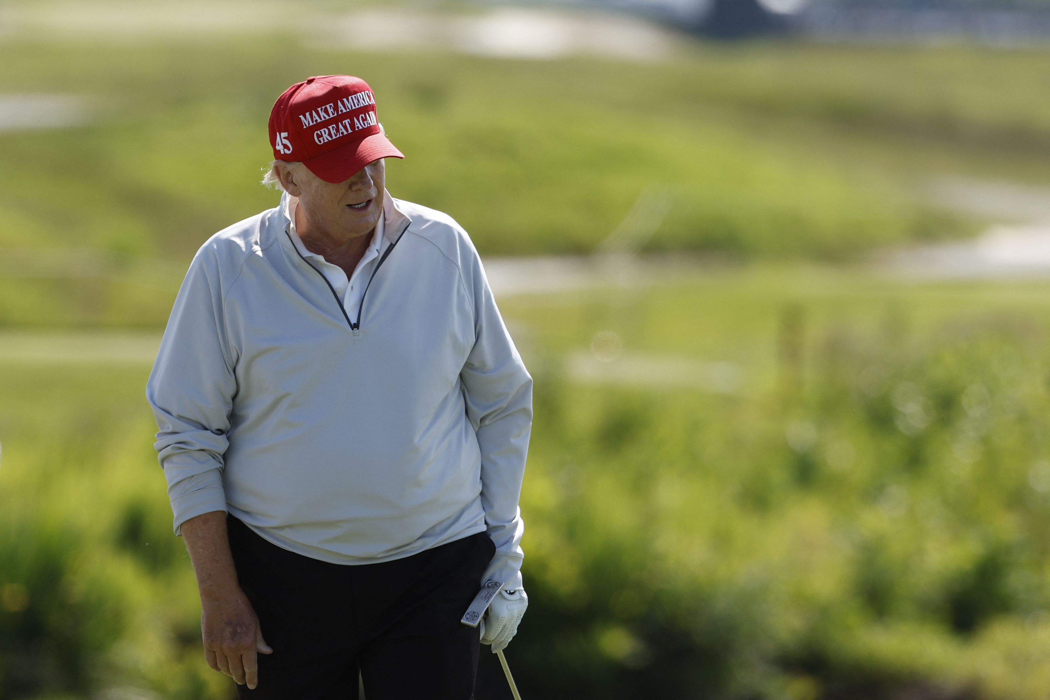 Trump se mostró jugando al golf este jueves un día después del fallido lanzamiento de campaña de su rival republicano  (Crédito: Geoff Burke-USA TODAY Sports)