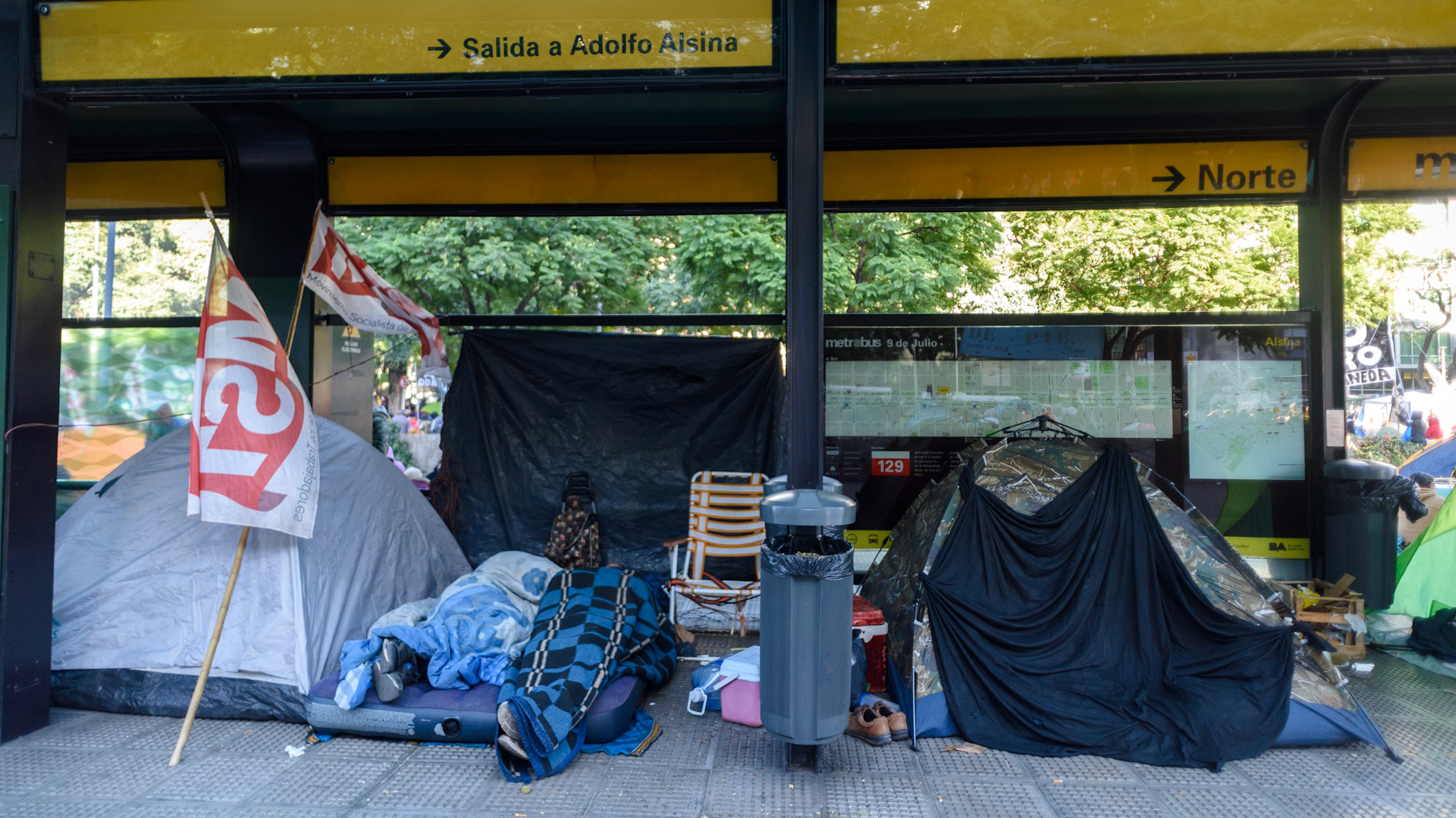 Imágenes de las carpas instaladas sobre la Avenida 9 de Julio, este jueves