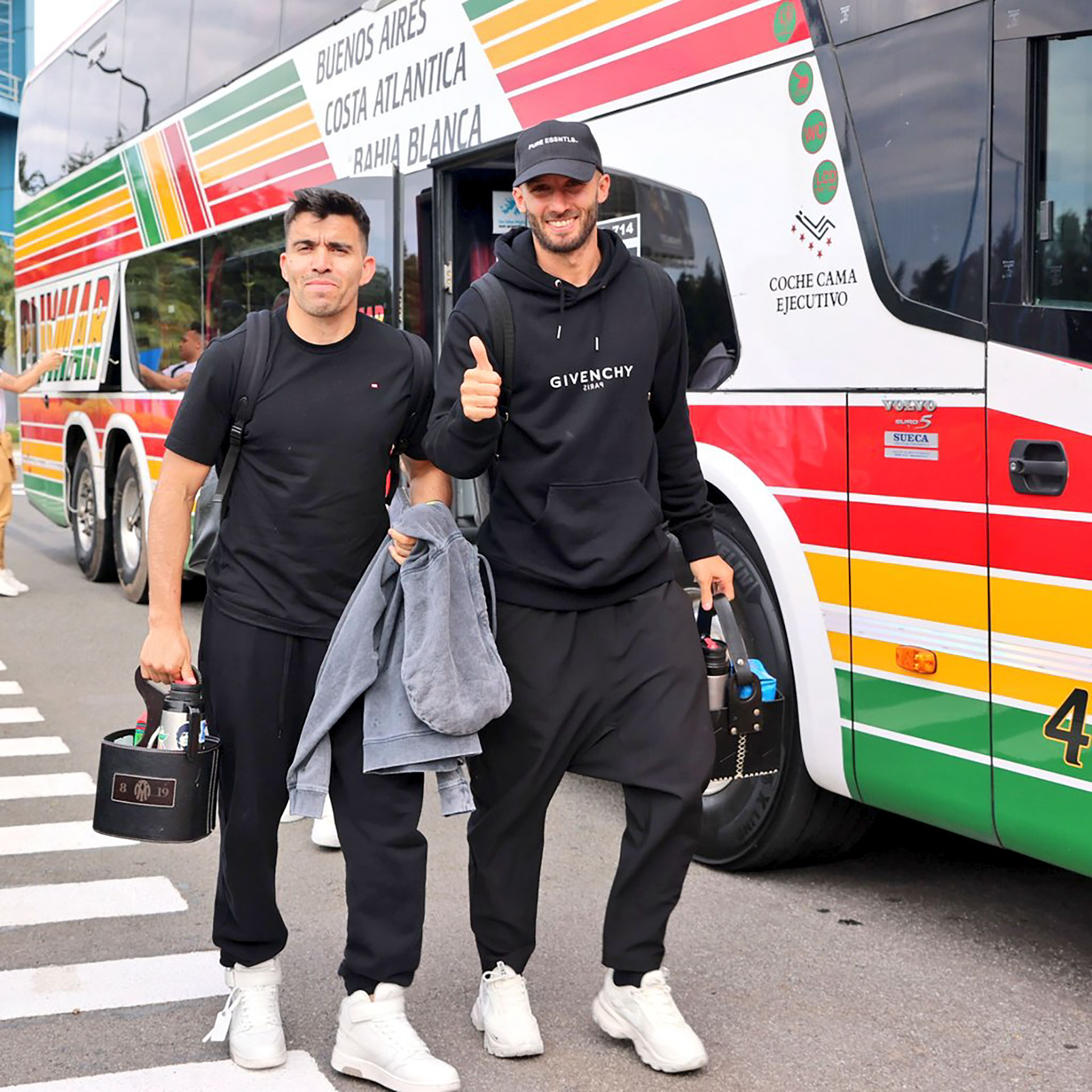 Marcos Acuña y Germán Pezzella arribaron del vuelo proveniente de Sevilla (AFA Selección)