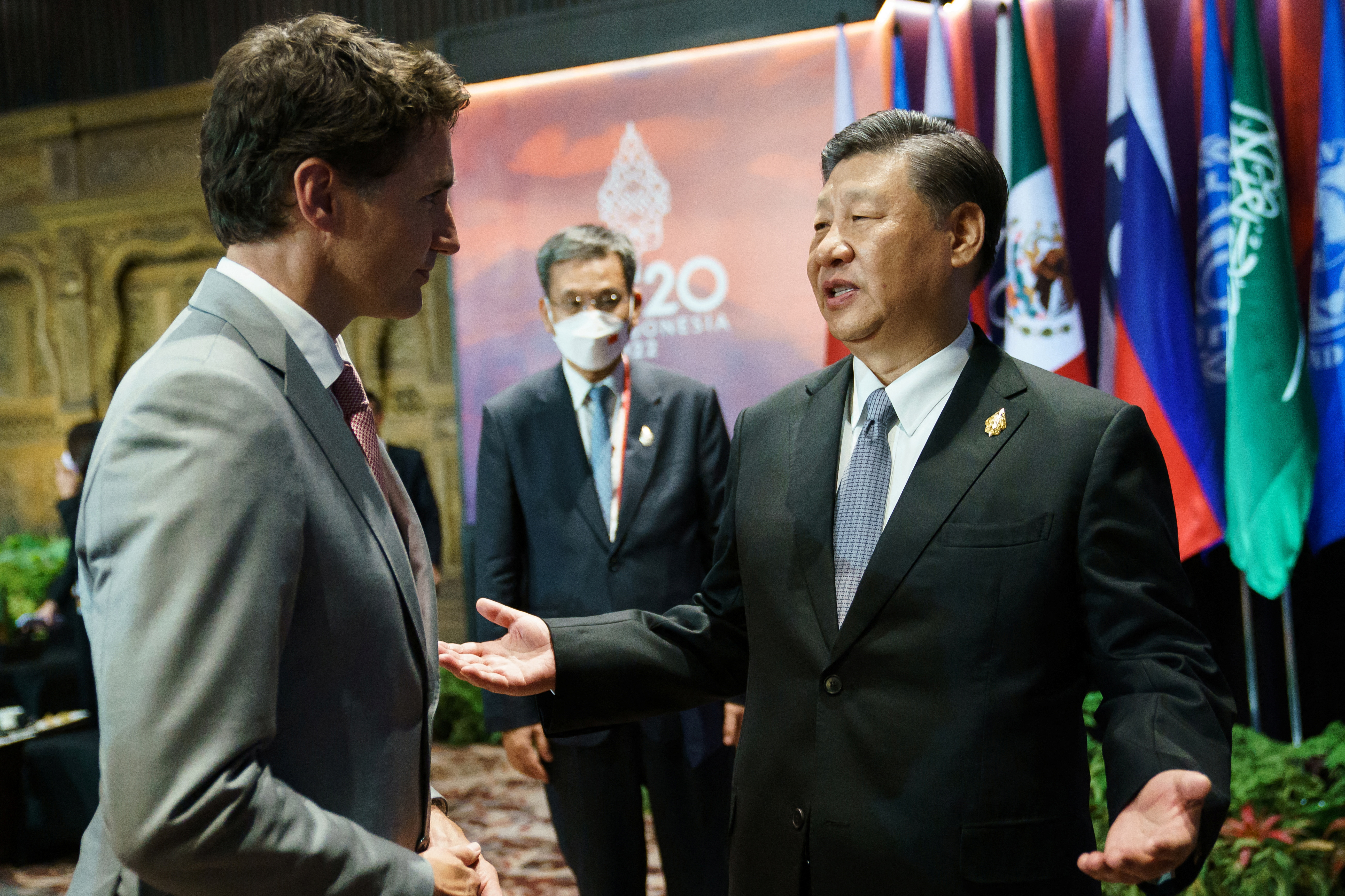 El primer ministro de Canadá, Justin Trudeau, habla con el presidente de China, Xi Jinping, en la Cumbre de Líderes del G20 en Bali, Indonesia, el 16 de noviembre de 2022. Adam Scotti/Oficina del primer ministro/Folleto vía REUTERS.