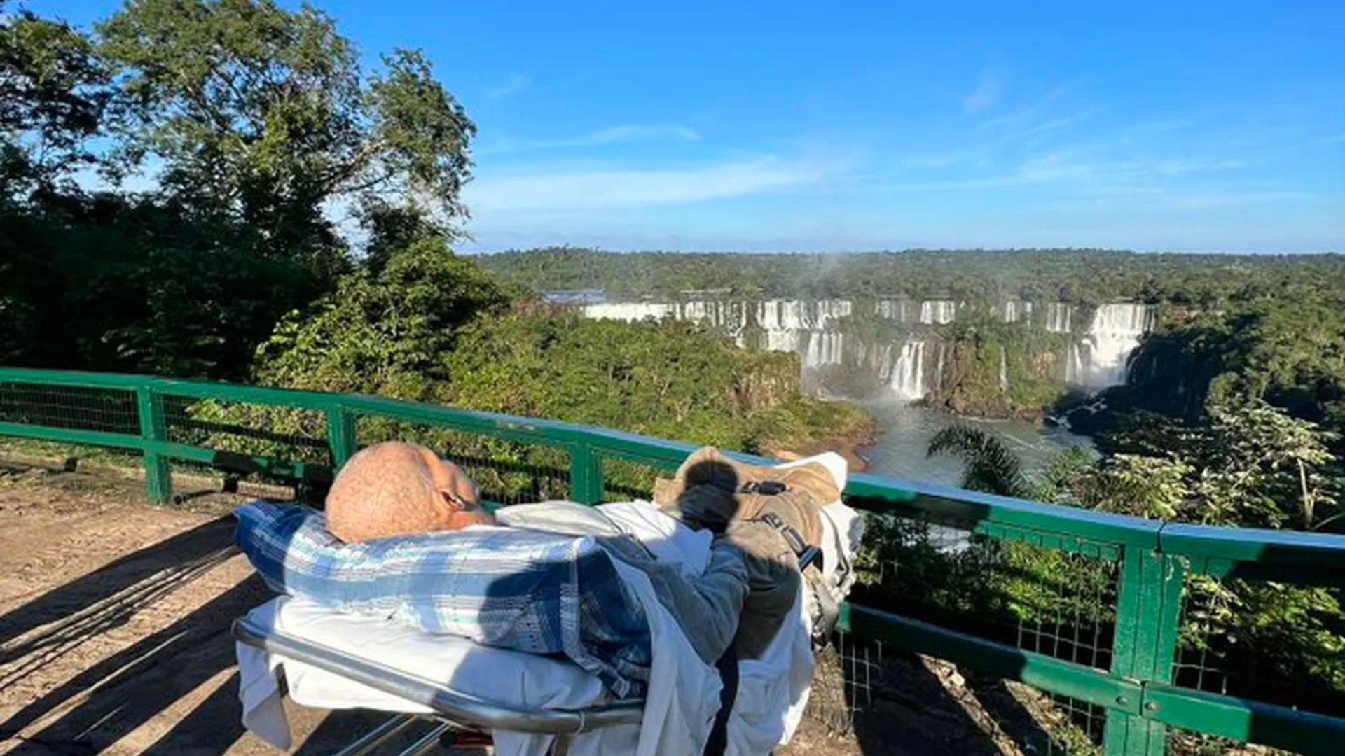 La imagen muestra la importancia que tenía para este hombre poder conocer las Cataratas del Iguazú. (Instagram: HMCC)