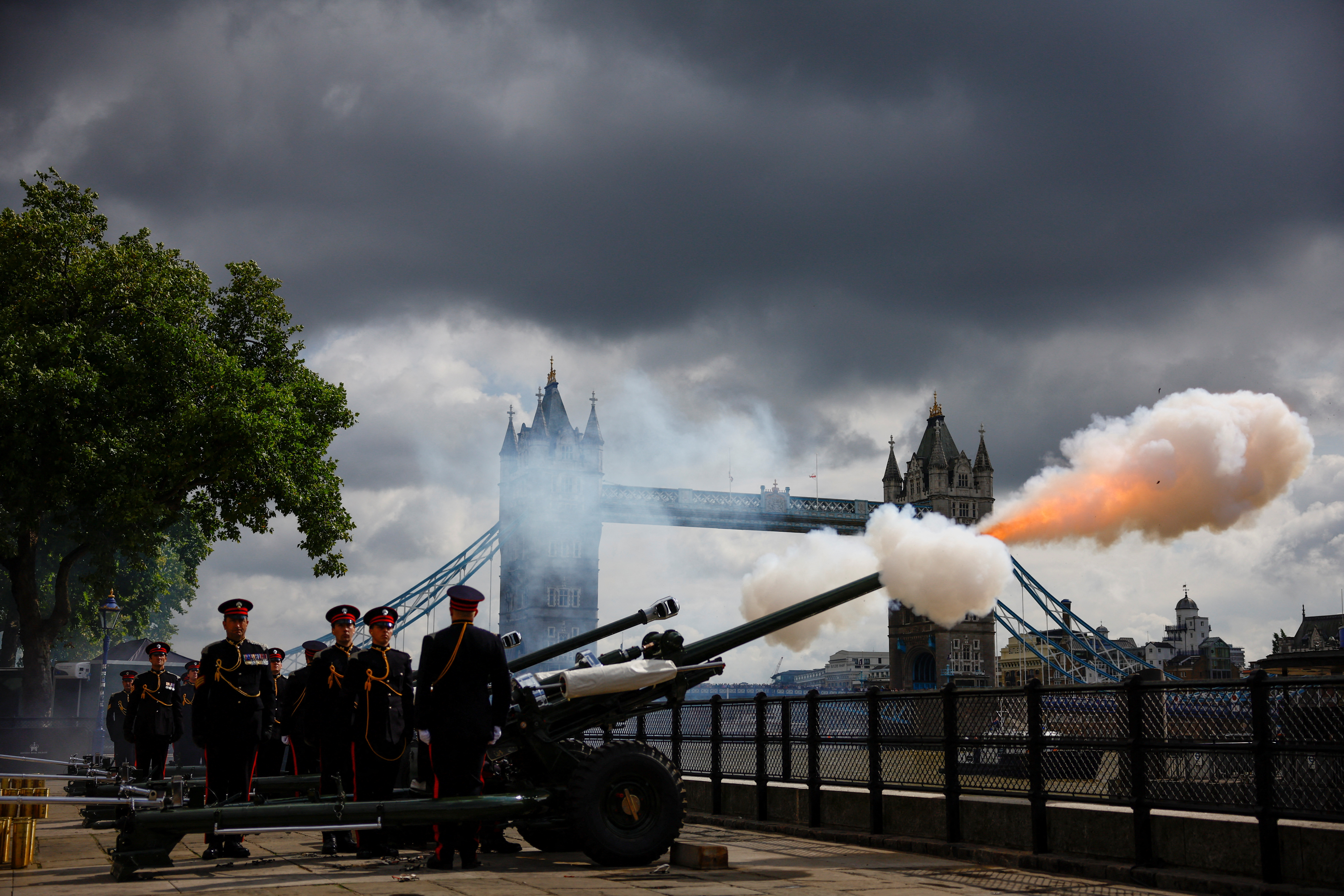 Los soldados se paran durante un saludo con armas de fuego en la Torre de Londres, luego del fallecimiento de la Reina Isabel de Gran Bretaña, en Londres (REUTERS/Sarah Meyssonnier)