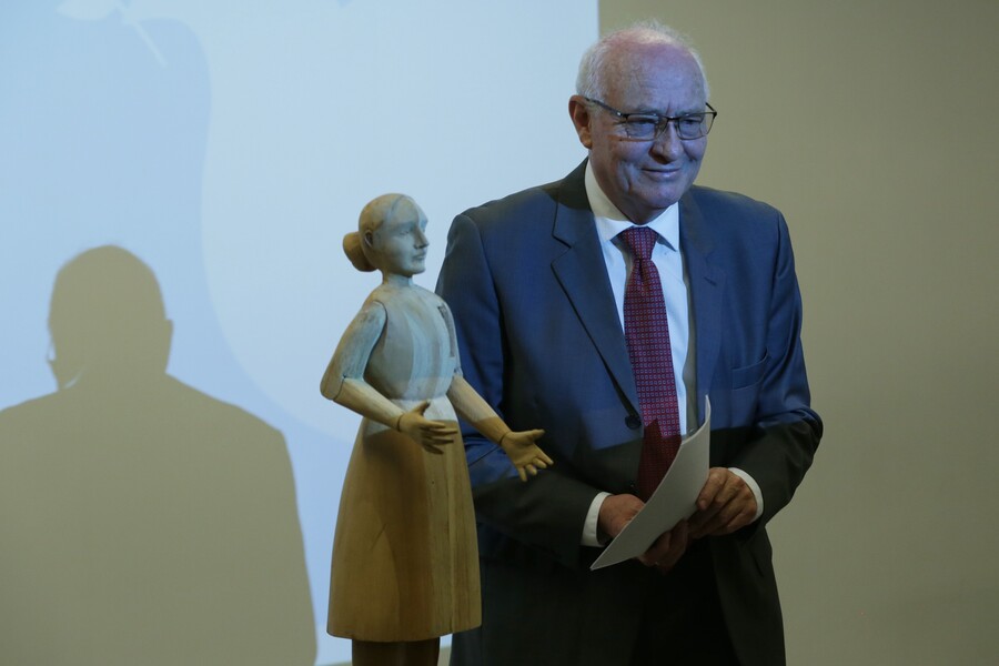 Mauricio Kats, exsecretario general de la Comisión de la Verdad, presentó la escultura nombrada ‘corazón abierto’, realizada por el maestro Pedro Ruiz. Foto: Colprensa.
