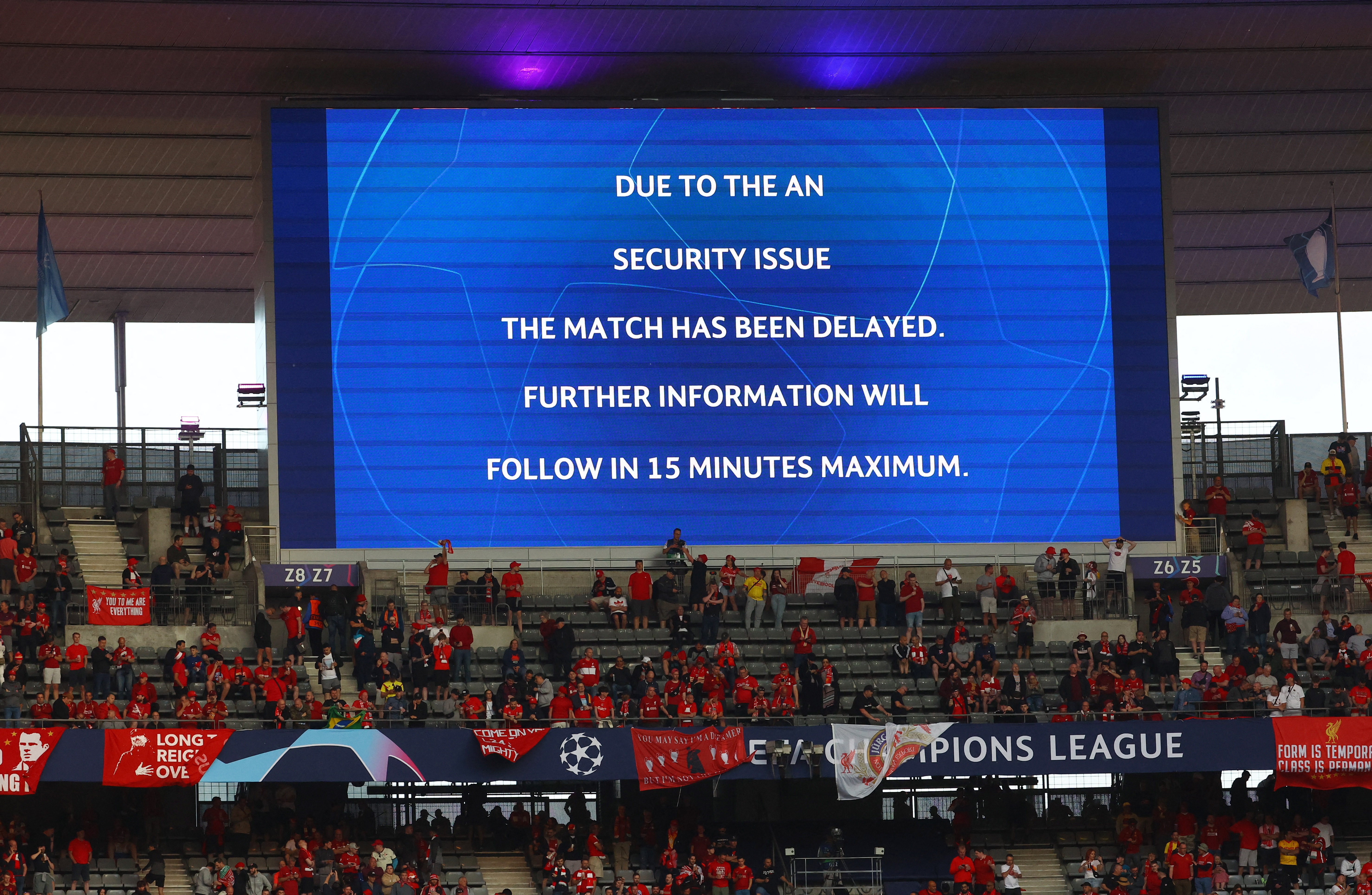 El inicio de la final de la Champions League estuvo demorado por incidentes afuera del estadio.