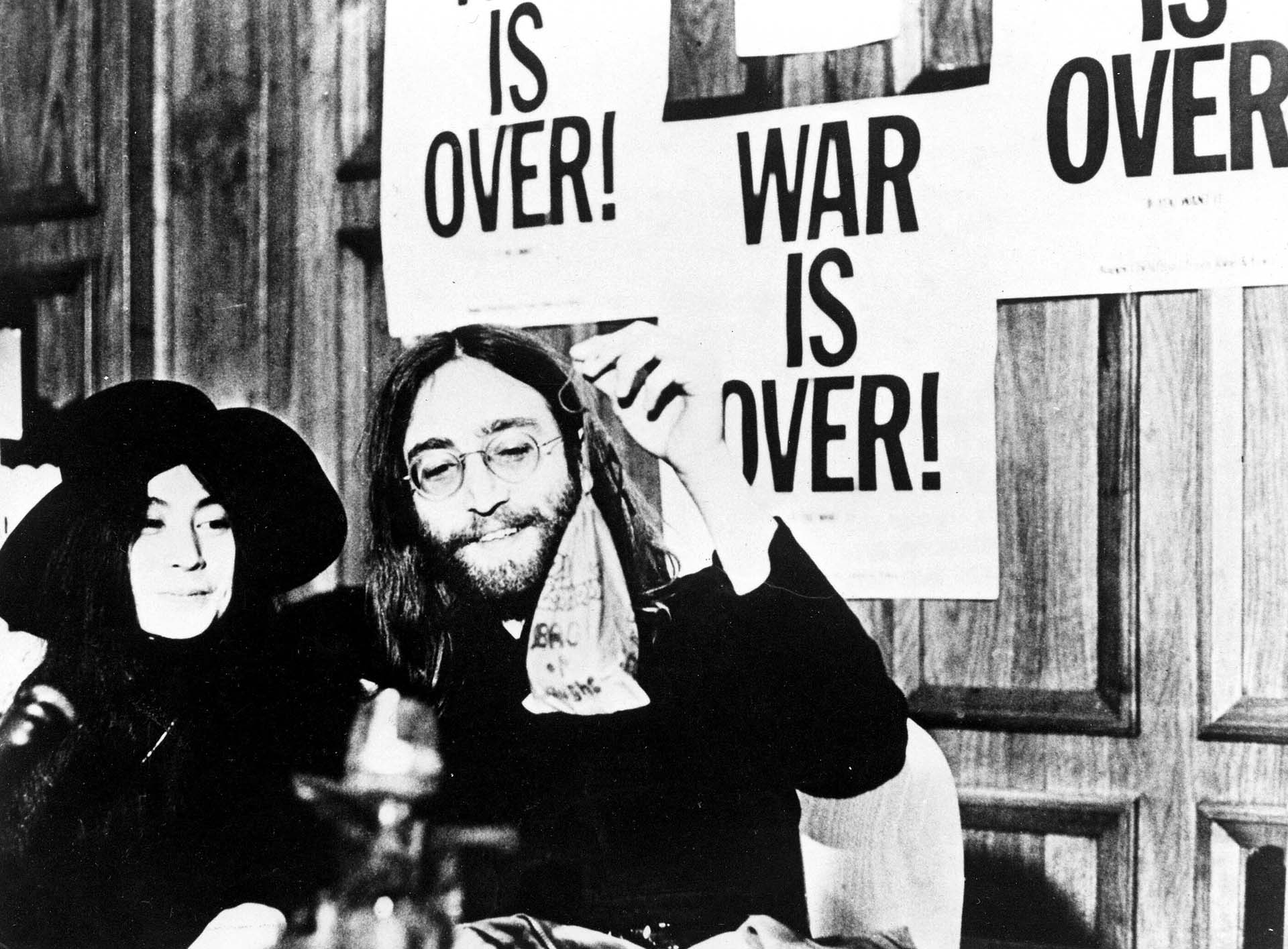 John y Yoko y los grandes carteles: The war is over (Media Press/Shutterstock)
