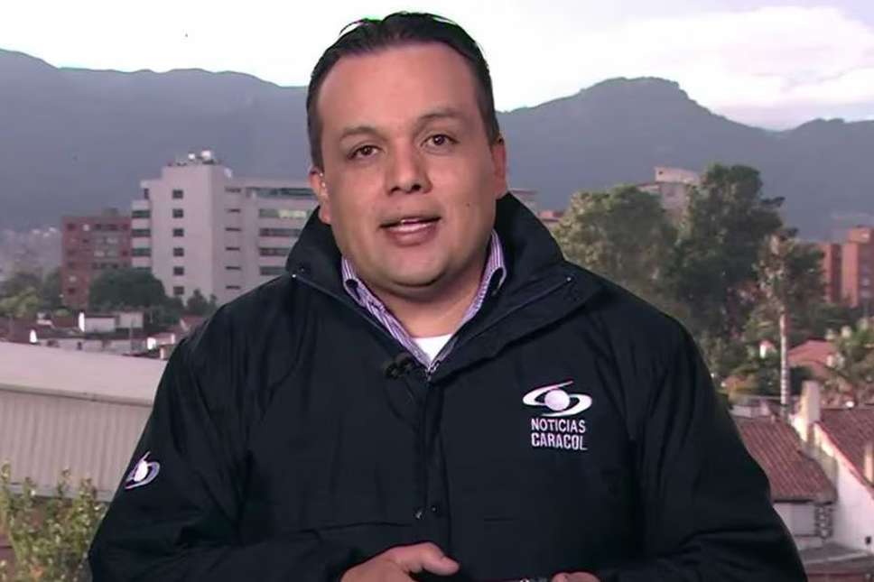 Edward Porras, el popular periodista de “El ojo de la noche”, sufrió un accidente de tránsito y le llamó la atención a la alcaldía de Bogotá