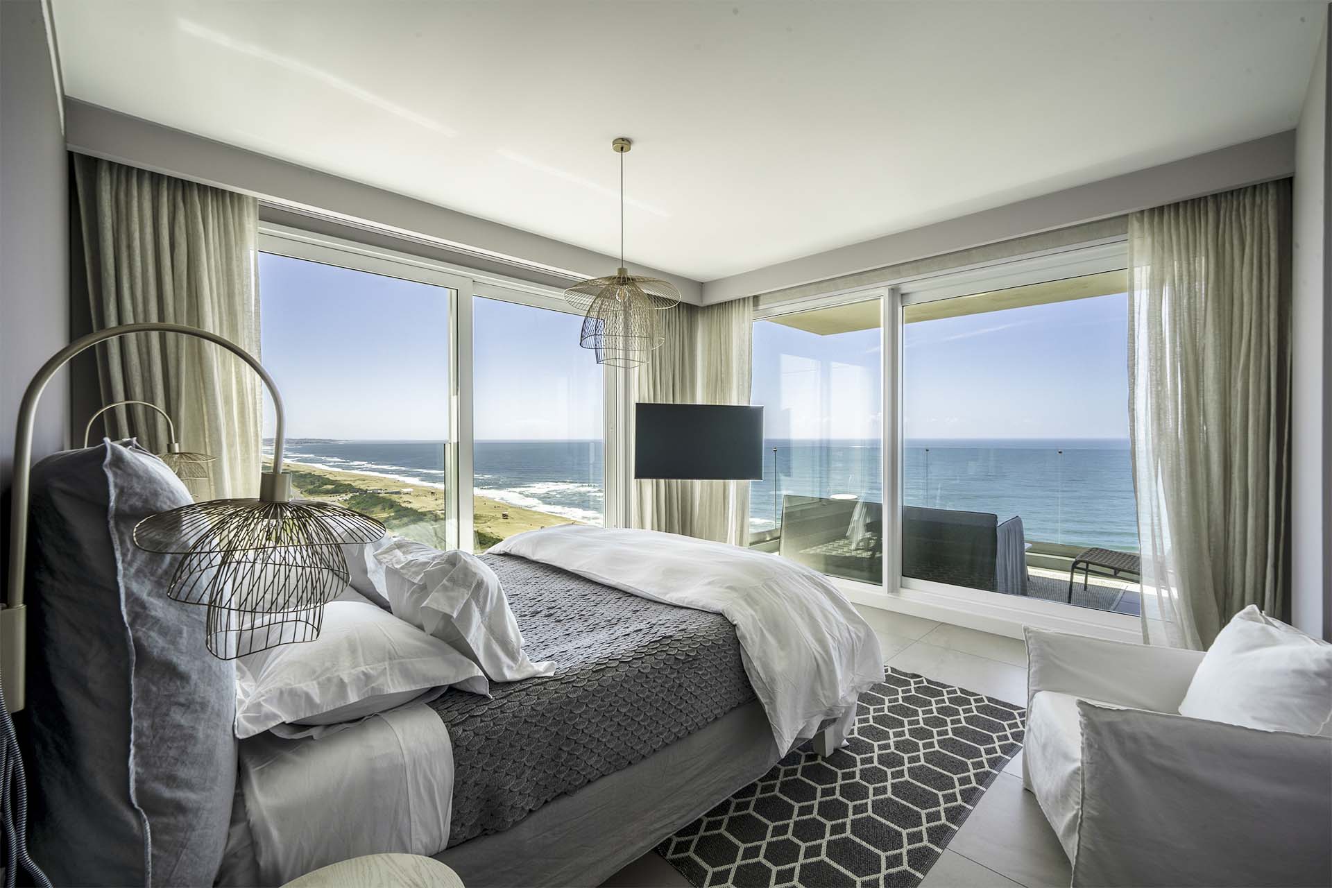 Dormitorio con vista al mar en Le Parc Punta del Este