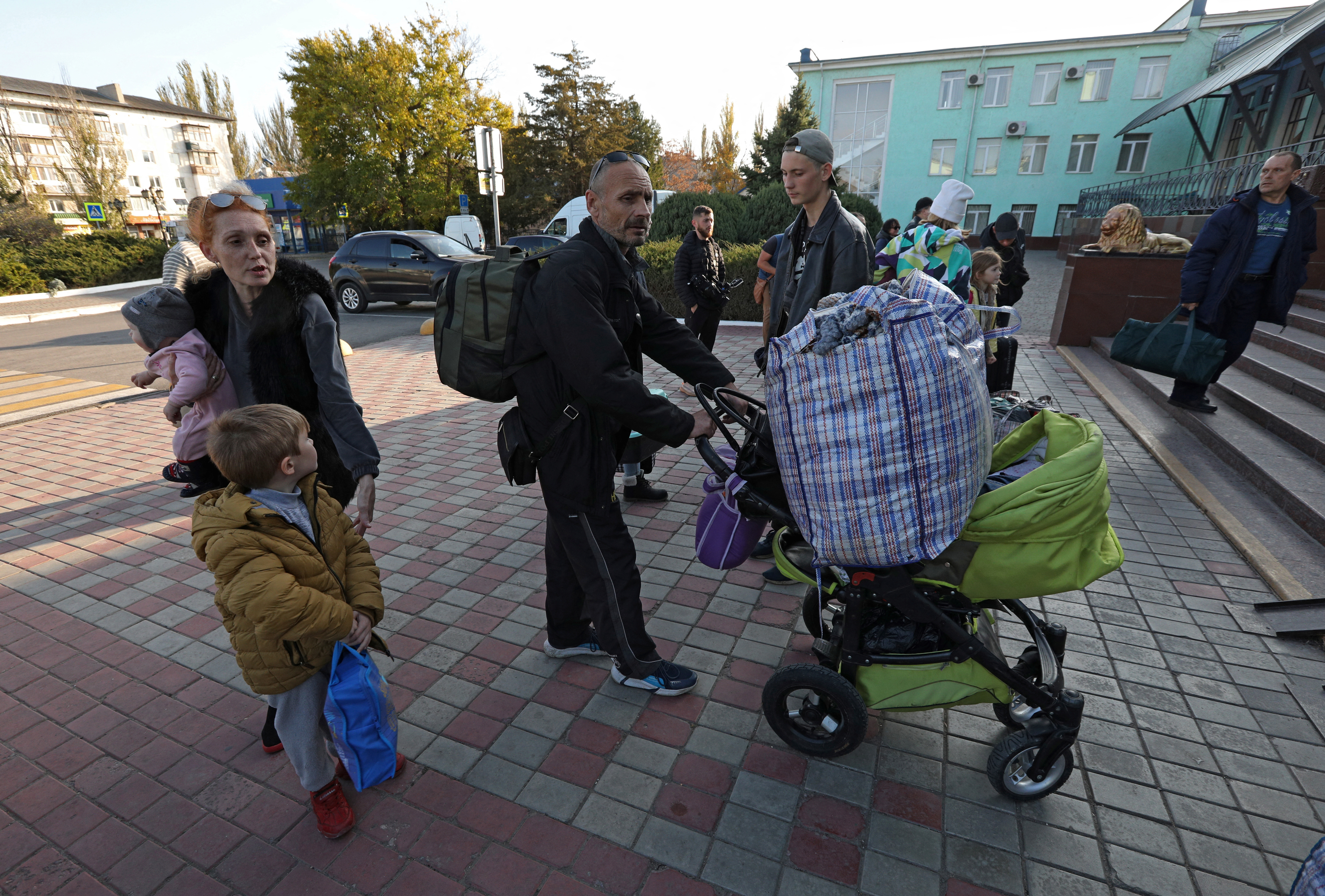 Civiles evacuados de la zona controlada por Rusia en Kherson llegan a la estación de trenes de Dzhankoi, en Crimea. REUTERS/Alexey Pavlishak