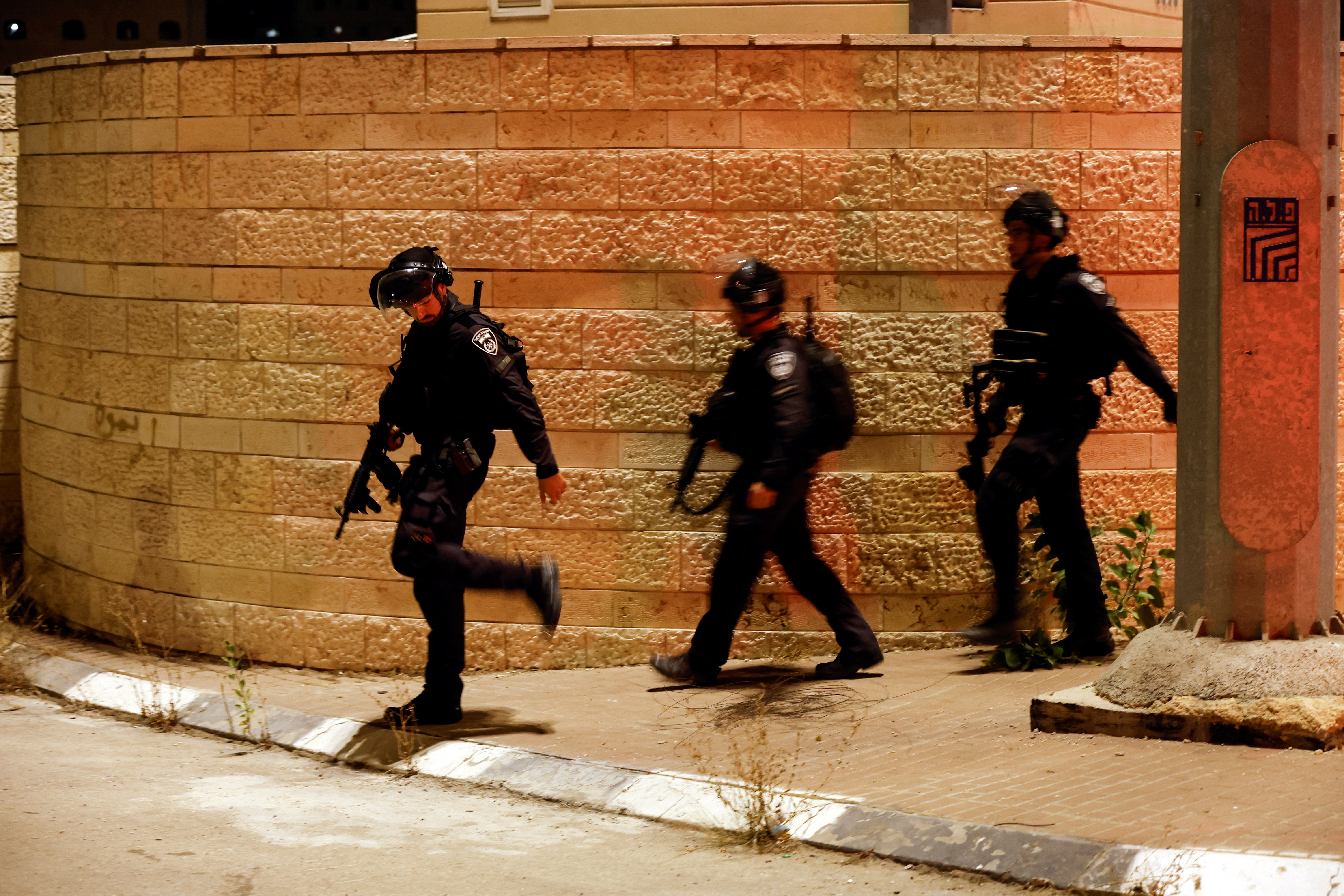 La policía israelí patrulla la zona después del tiroteo en el punto de control en Jerusalén Este este 8 de octubre de 2022 (REUTERS/Ammar Awad)