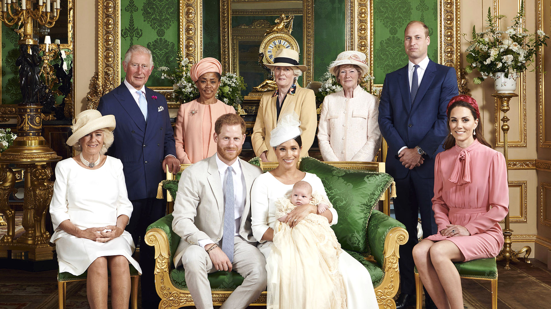 El rey Carlos reunido con sus hijos, nueras y Camilla, en el bautismo de Archie, el primogénito de Harry (Chris Allerton/©SussexRoyal via AP)