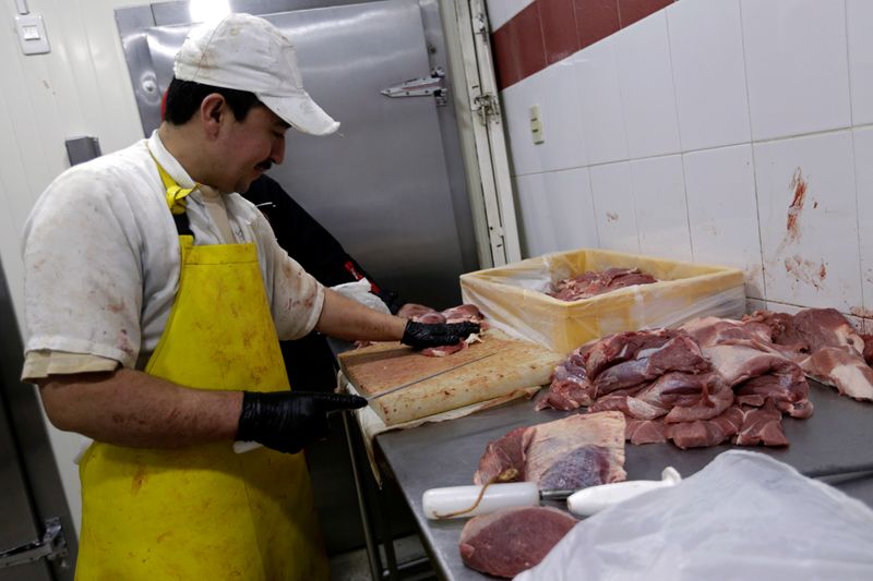 Foto de archivo. Un carnicero corta carne en la plaza del mercado Paloquemao en Bogotá, Colombia. REUTERS/Luisa González