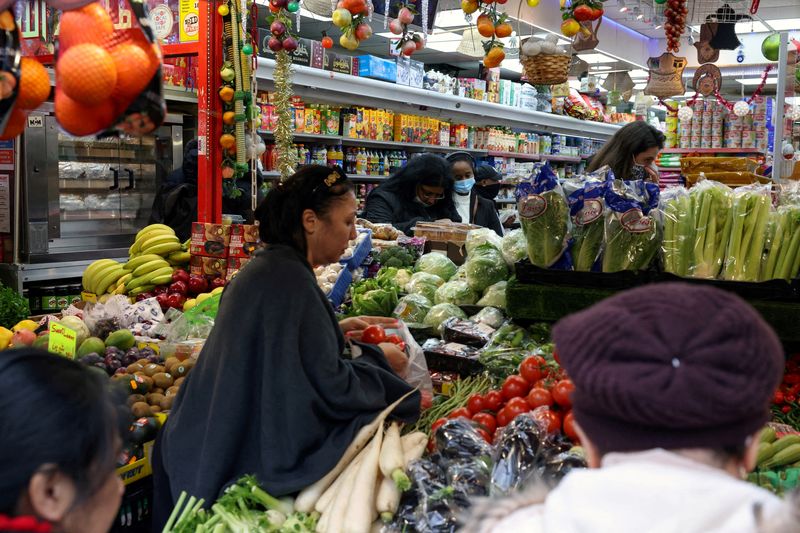 FOTO DE ARCHIVO: Varias personas en el interior de un supermercado en Londres, Reino Unido, el 24 de diciembre de 2021. REUTERS/Kevin Coombs