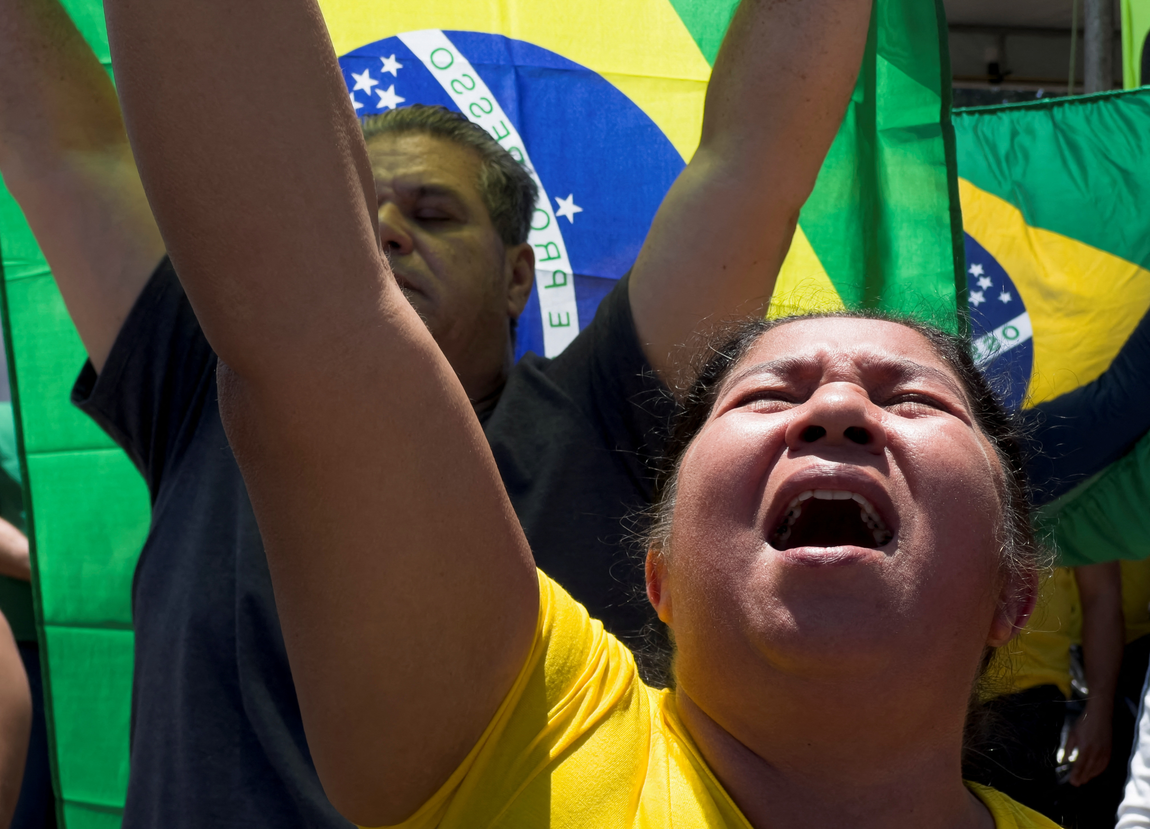 Seguidores del presidente Jair Bolsonaro rezando en Cuiaba, Mato Grosso, tras el triunfo de Lula. Su tarea más dura será la de reconciliar a un país profundamente dividido. (REUTERS/Rogerio Florentino) 