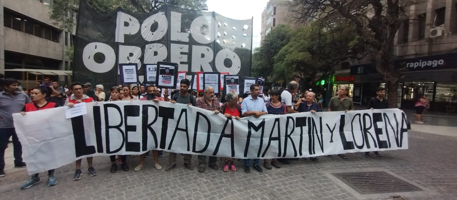 La Unidad piquetera marcho hacia la gobernación de Mendoza y la Casa de la Provincia de Mendoza en CABA
