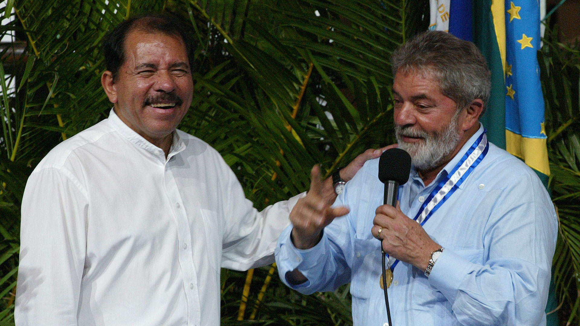 El dictador nicaraguense Daniel Ortega junto al presidente de Brasil, Lula Da Silva, durante la primera etapa en la que Lula presidió su país. (Reuters)