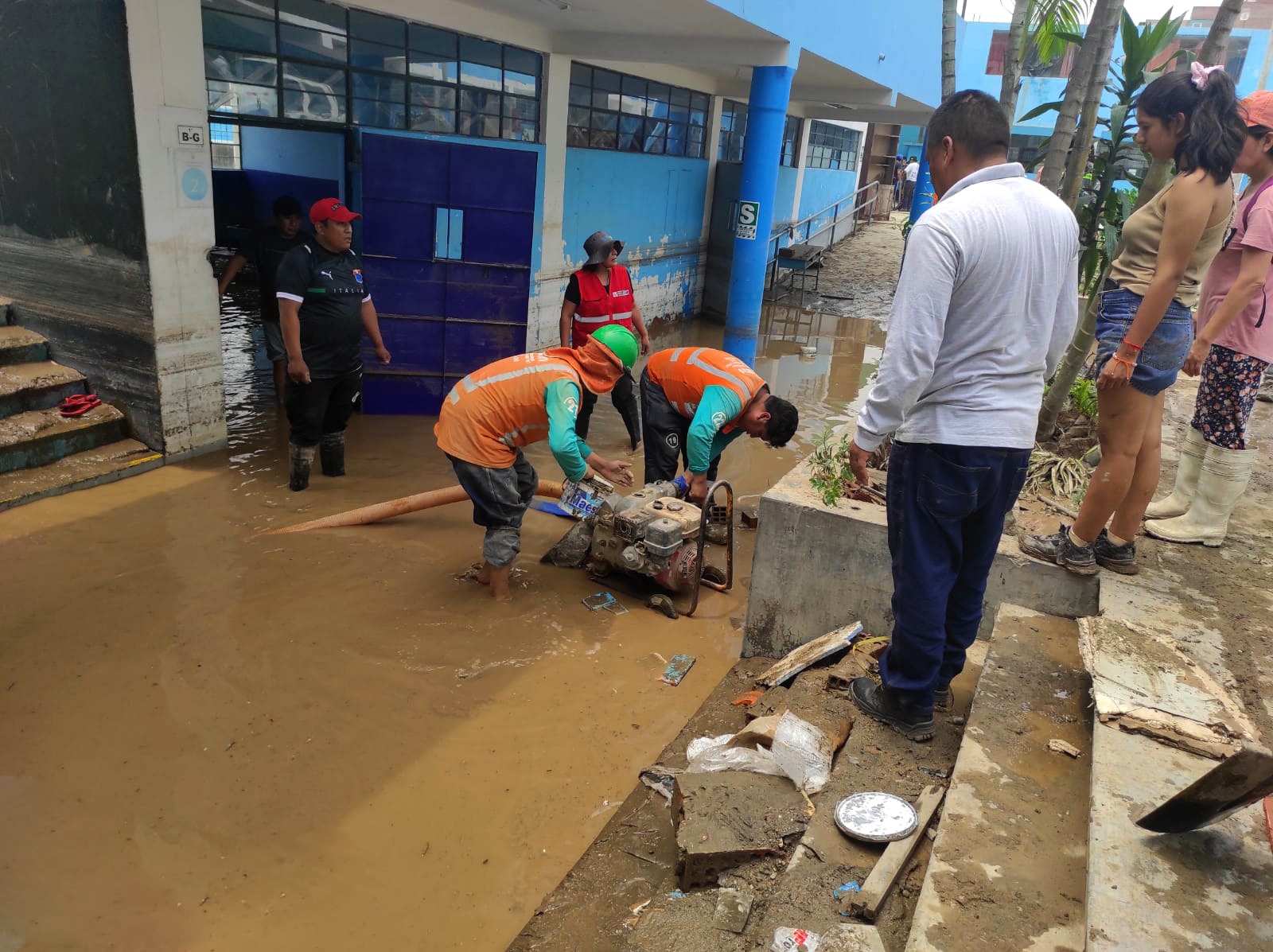 Sedapal envió personal y equipos con motobombas para retirar el agua acumulada en el local escolar Felipe Santiago Estenos de Chaclacayo.