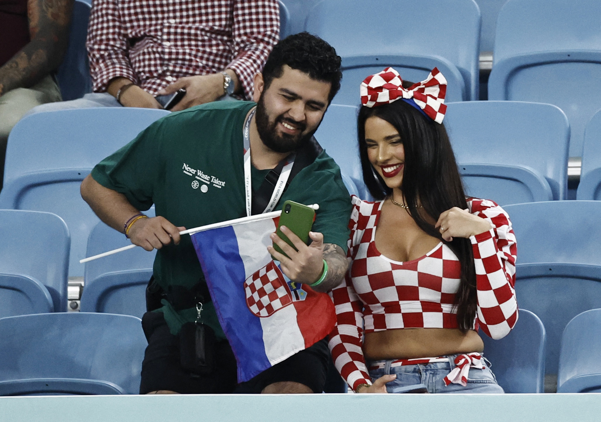 Una vez que ganó fama en la Copa del Mundo, fanáticos de todo el planeta buscaron su foto con la influencer (REUTERS/Hamad I Mohammed)