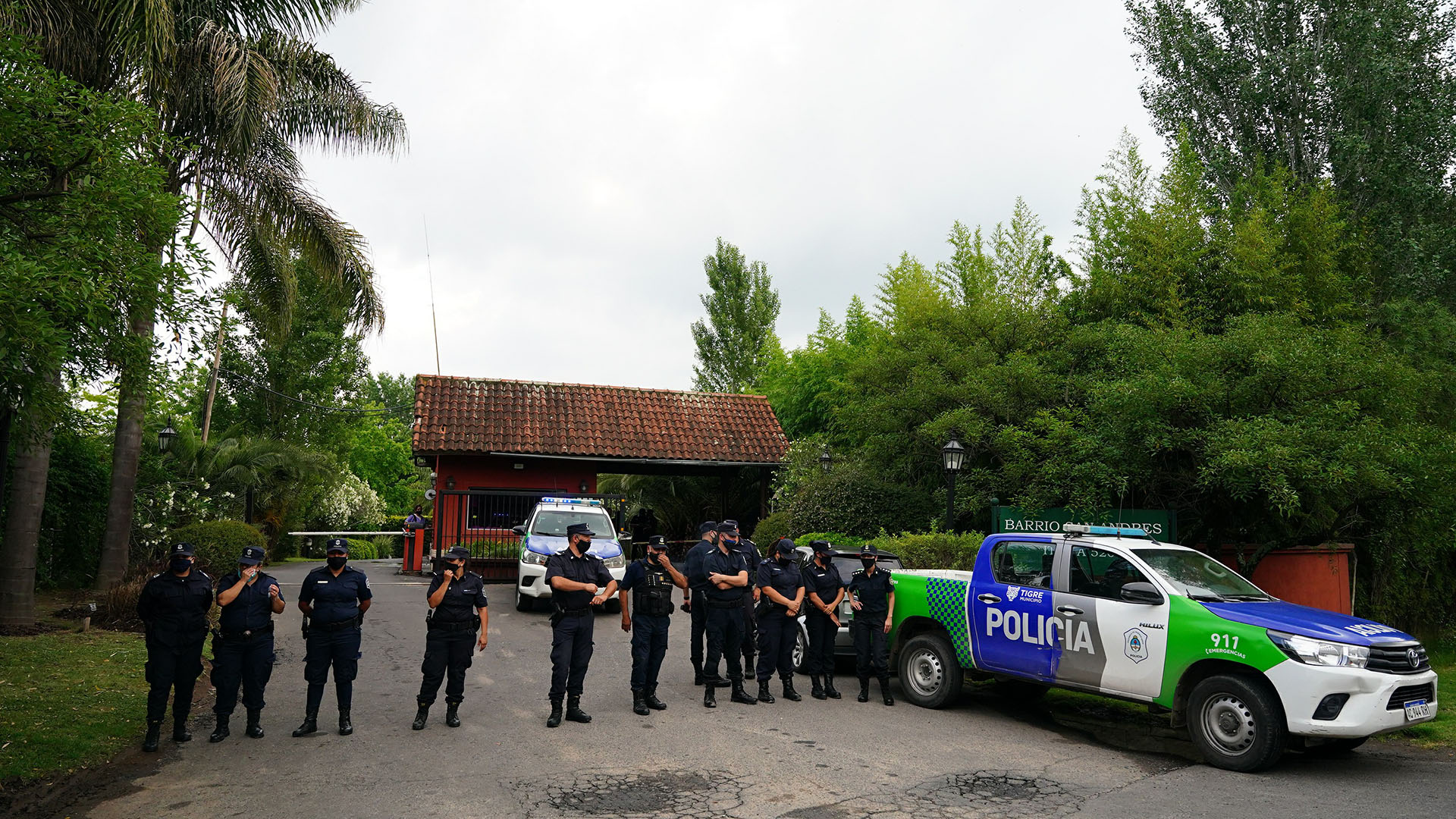 El operativo policial en el barrio privado donde residía (Franco Fafasuli)