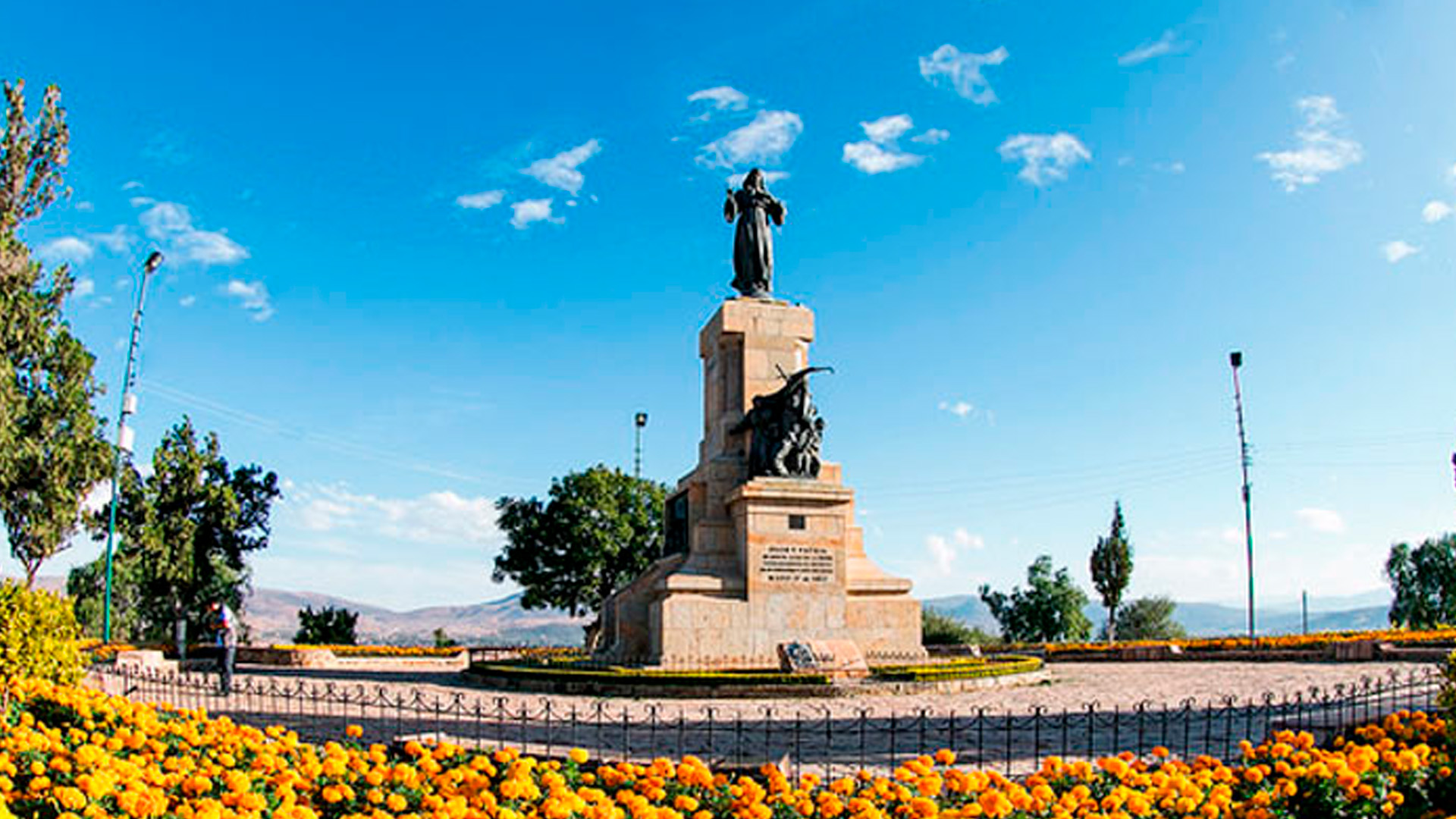 Monumento en honor a las Heroinas de la Coronilla, en la Colina de San Sebastián, Bolivia (ibolivia)