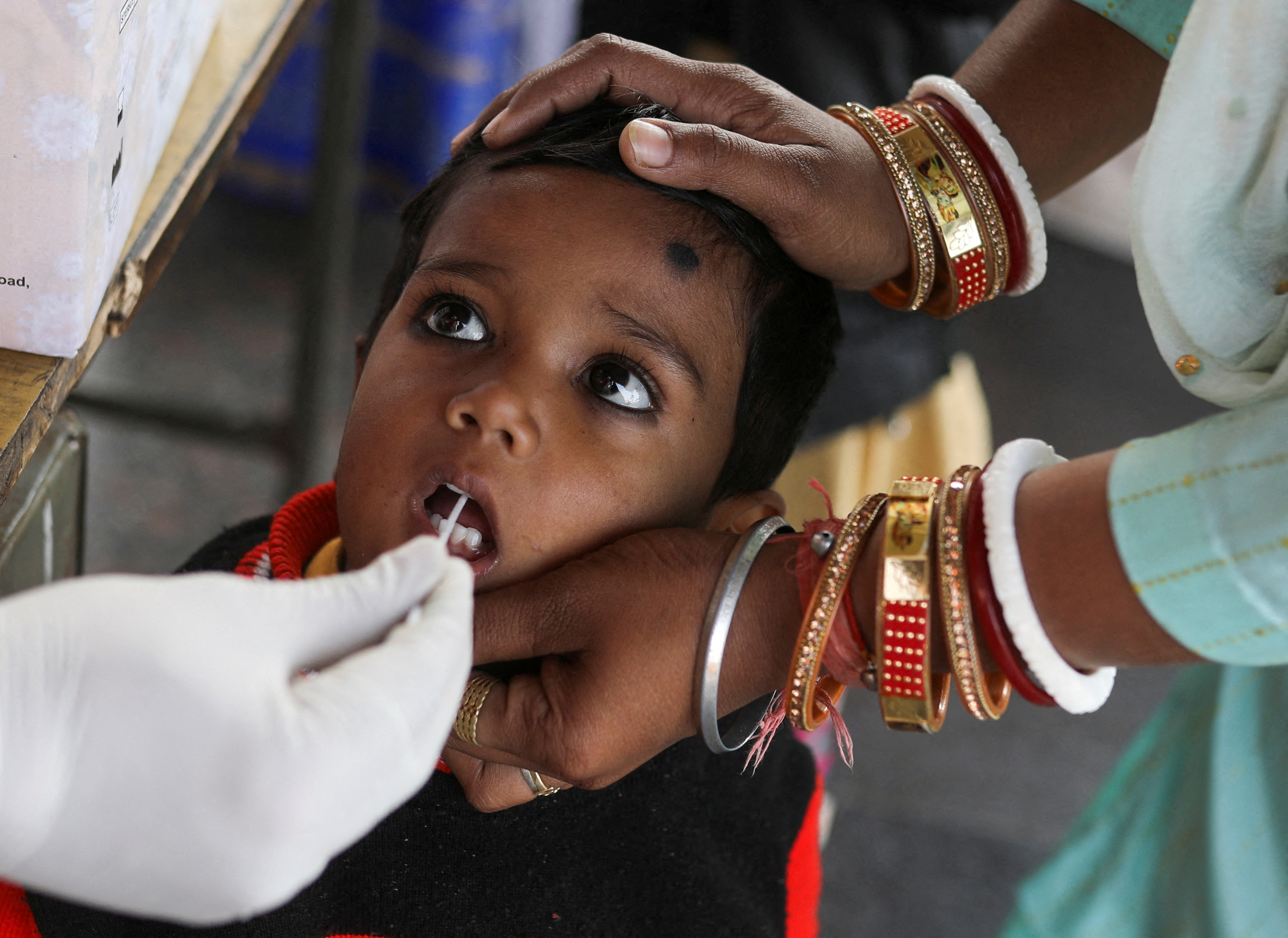 Imagen de referencia de un niño siendo revisado por un médico (Foto:REUTERS/Anushree Fadnavis )