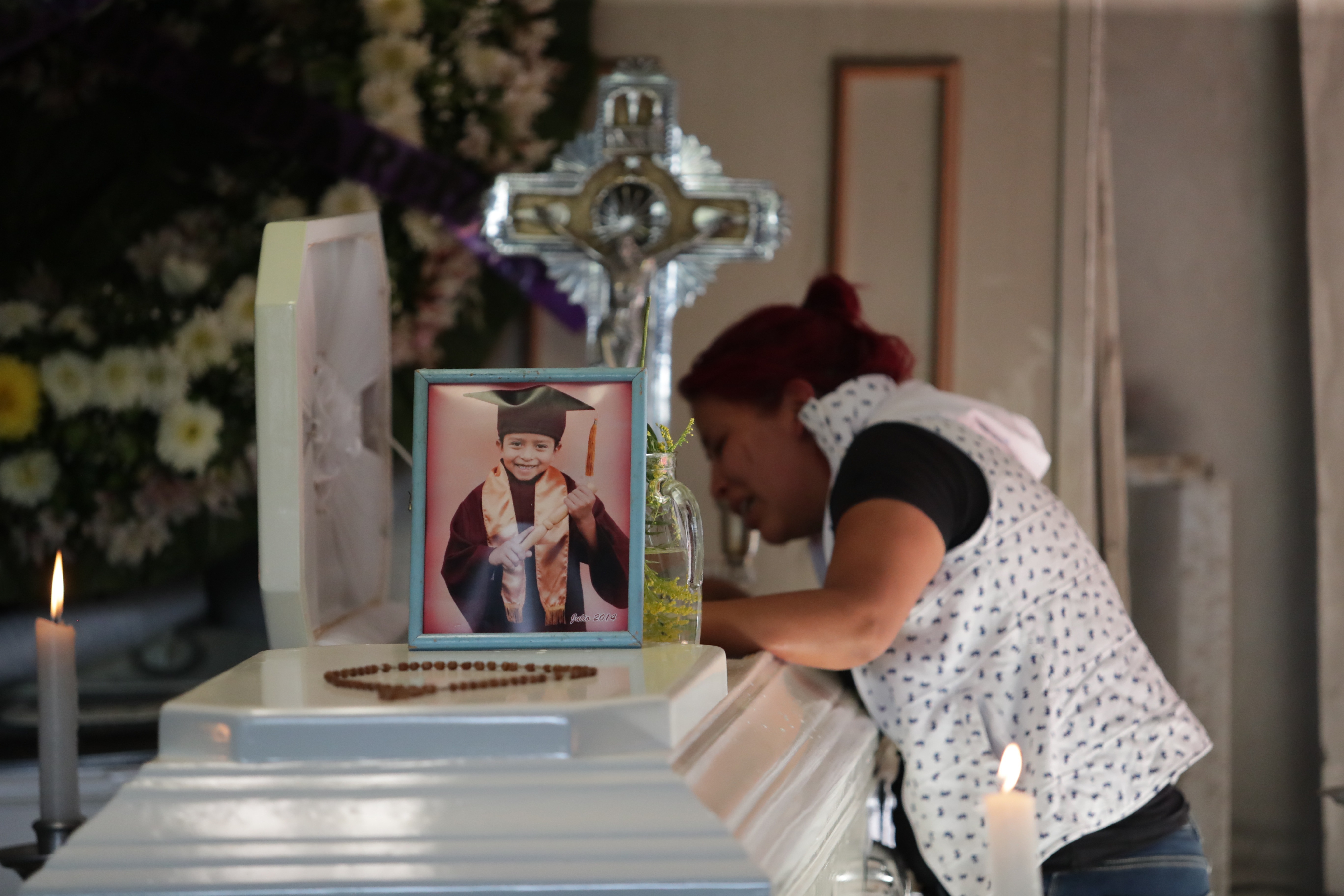 Marisol Tapia, mamá del niño Brandon Giovanny, quien murió en el colapso de la Línea 12 del Metro, llora en el ataúd de su pequeño hijo en su humilde casa de Ciudad de México (México). EFE/ Carlos Ramírez
