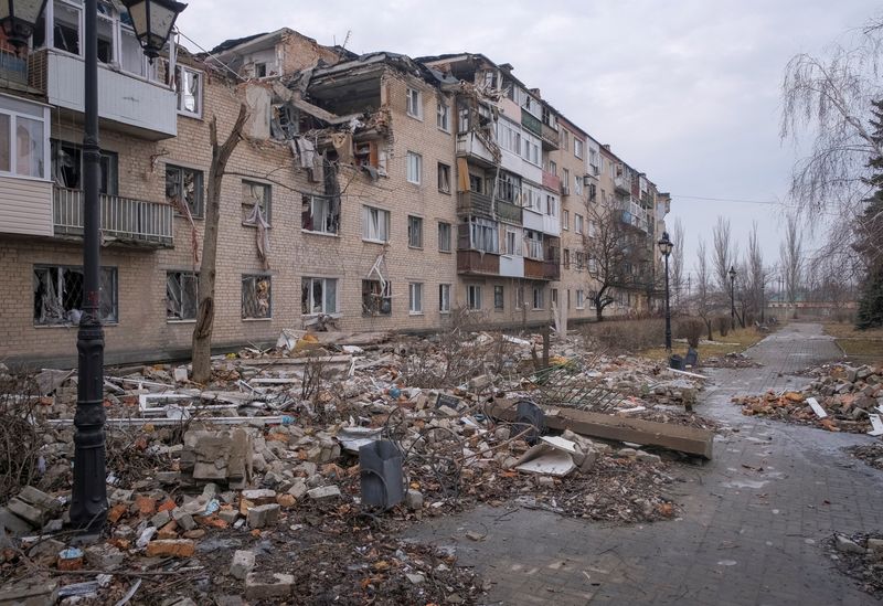 Un edificio dañado por un ataque militar ruso, durante su ataque a Ucrania, en la ciudad fronteriza de Bakhmut, en la región de Donetsk. (REUTERS/Alex Babenko)