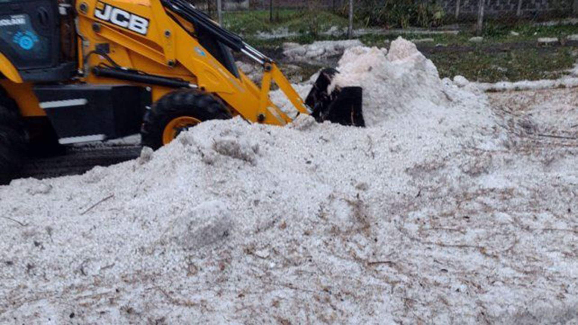 Tras la tormenta, el Municipio limpió las calles con retroexcavadoras (Diario Uno)