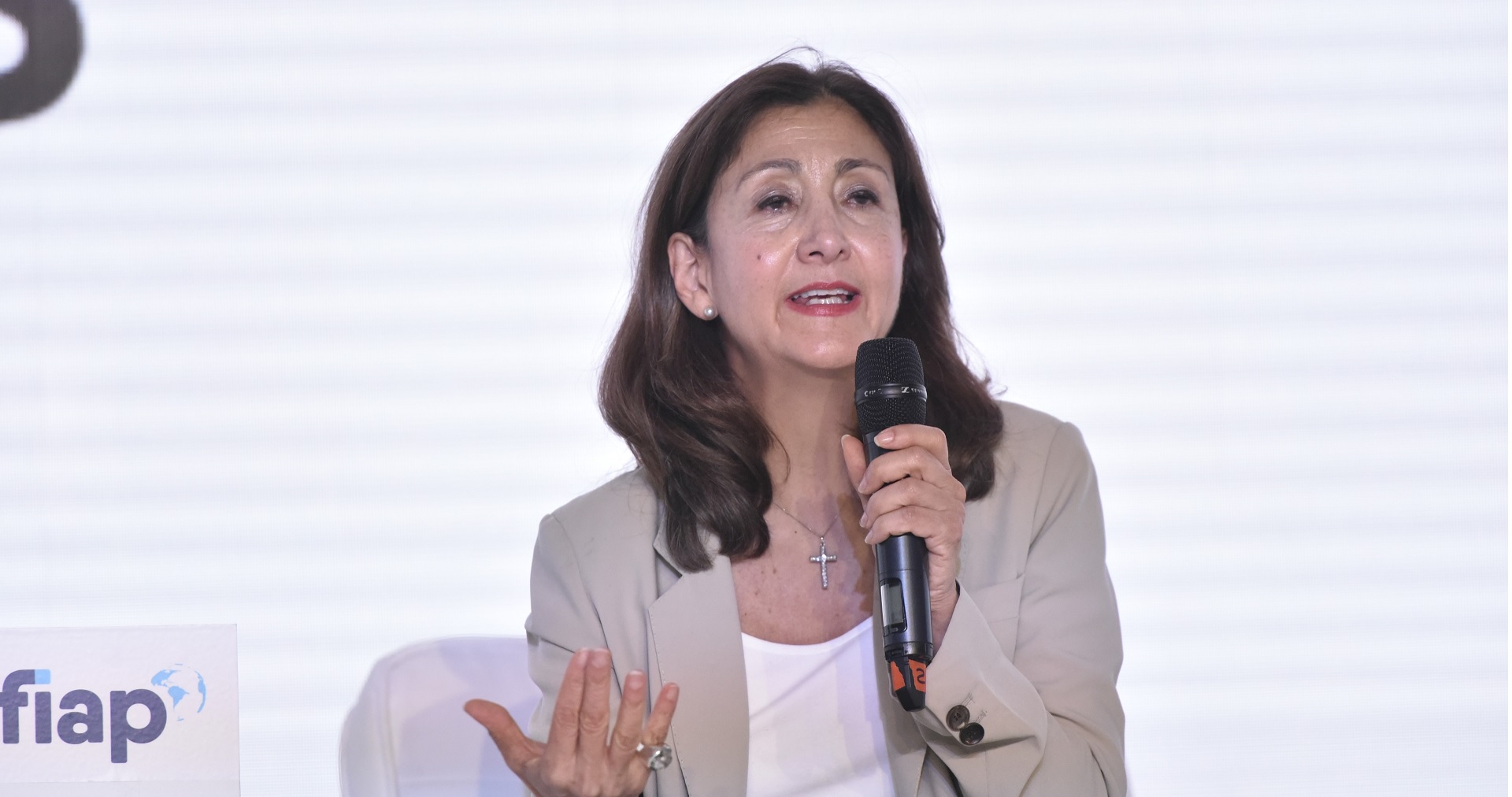 Ingrid Betancourt renuncia a su aspiración presidencial y se une a Rodolfo Hernández