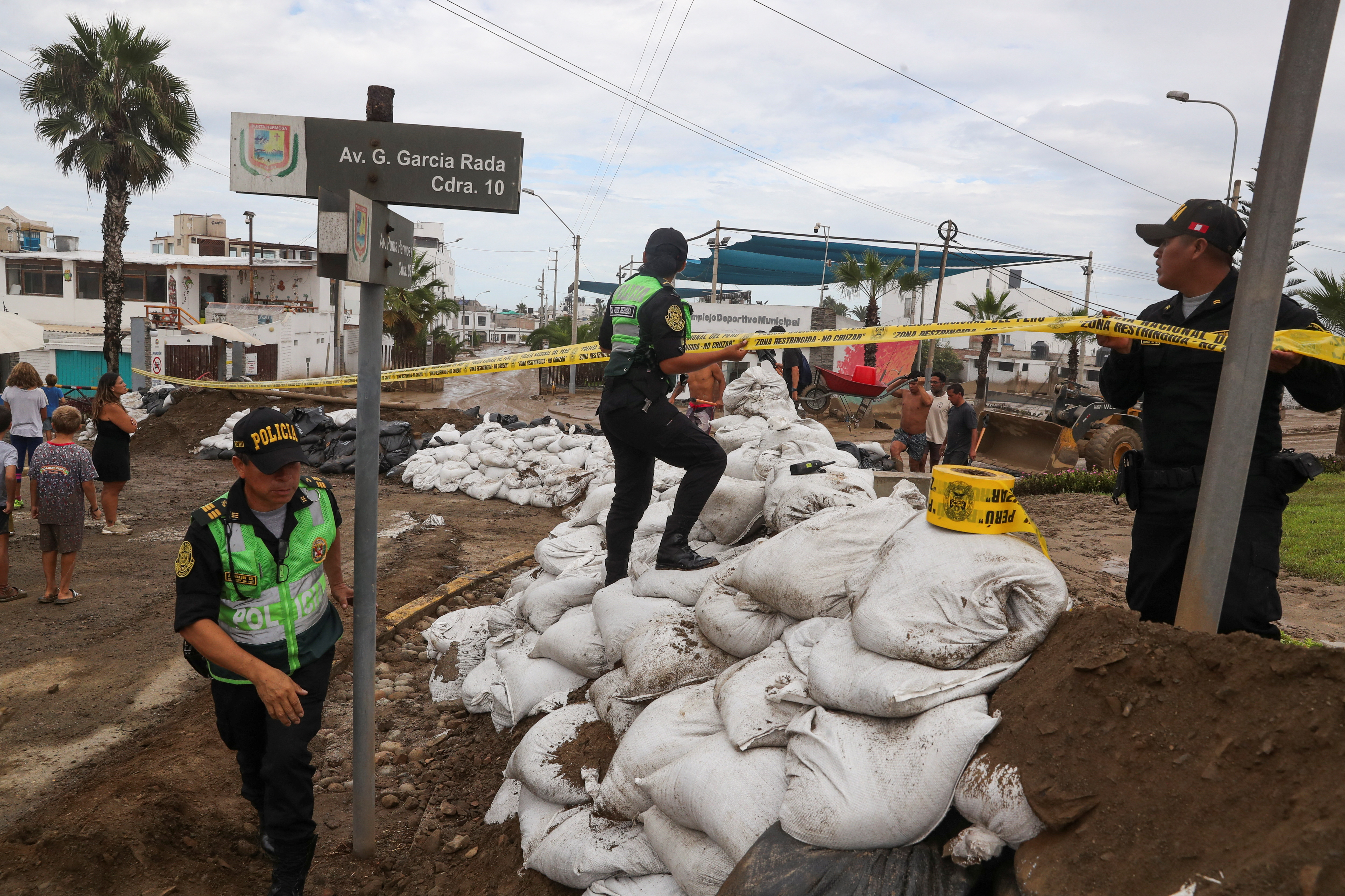 Oficiales de policía acordonan un área luego del ciclón Yaku en Punta Hermosa (REUTERS/Sebastian Castaneda)
