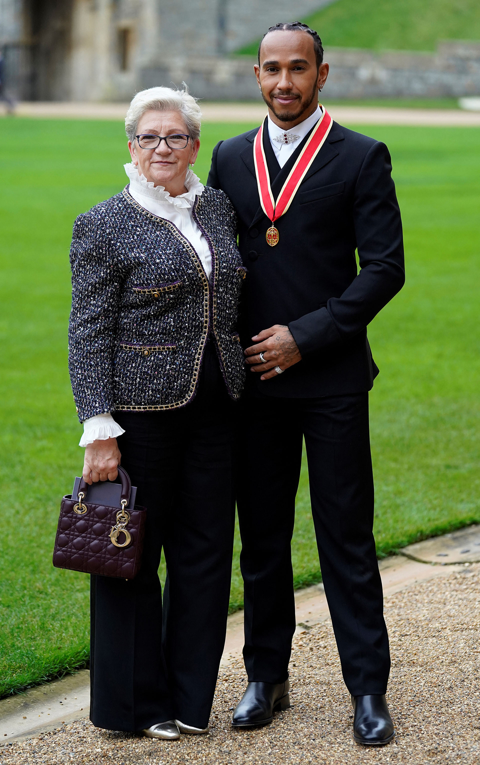 Lewis Hamilton acudió al nombramiento junto a su madre Carmen (AFP)