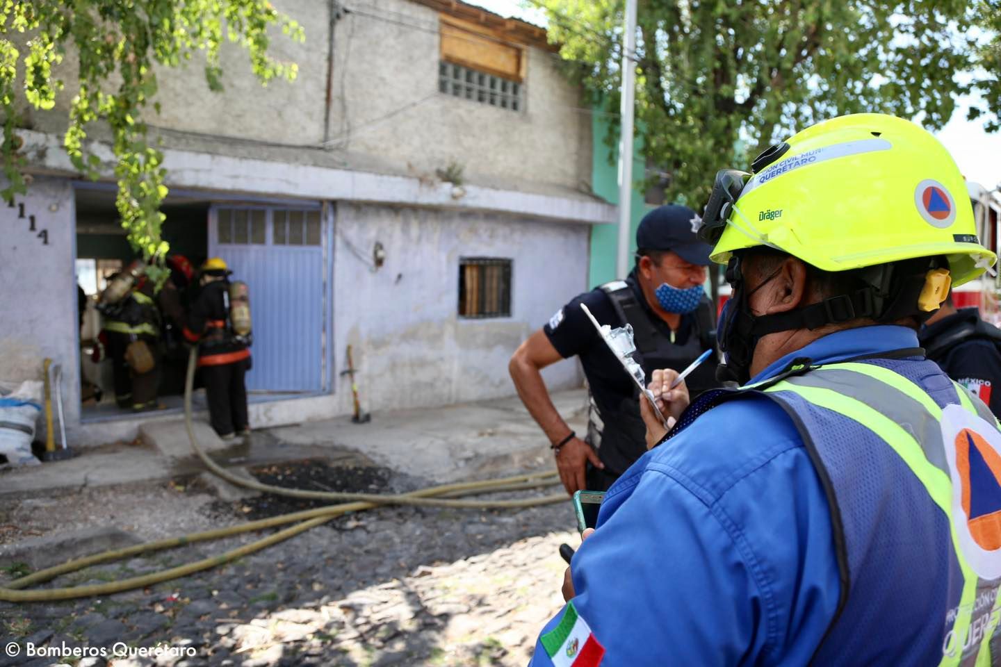 Vecinos reportaron que el inmueble icendiado en Querétaro era utilizado para almacenar y vender pirotecnia (Foto: Facebook/Bomberos de Querétaro)
