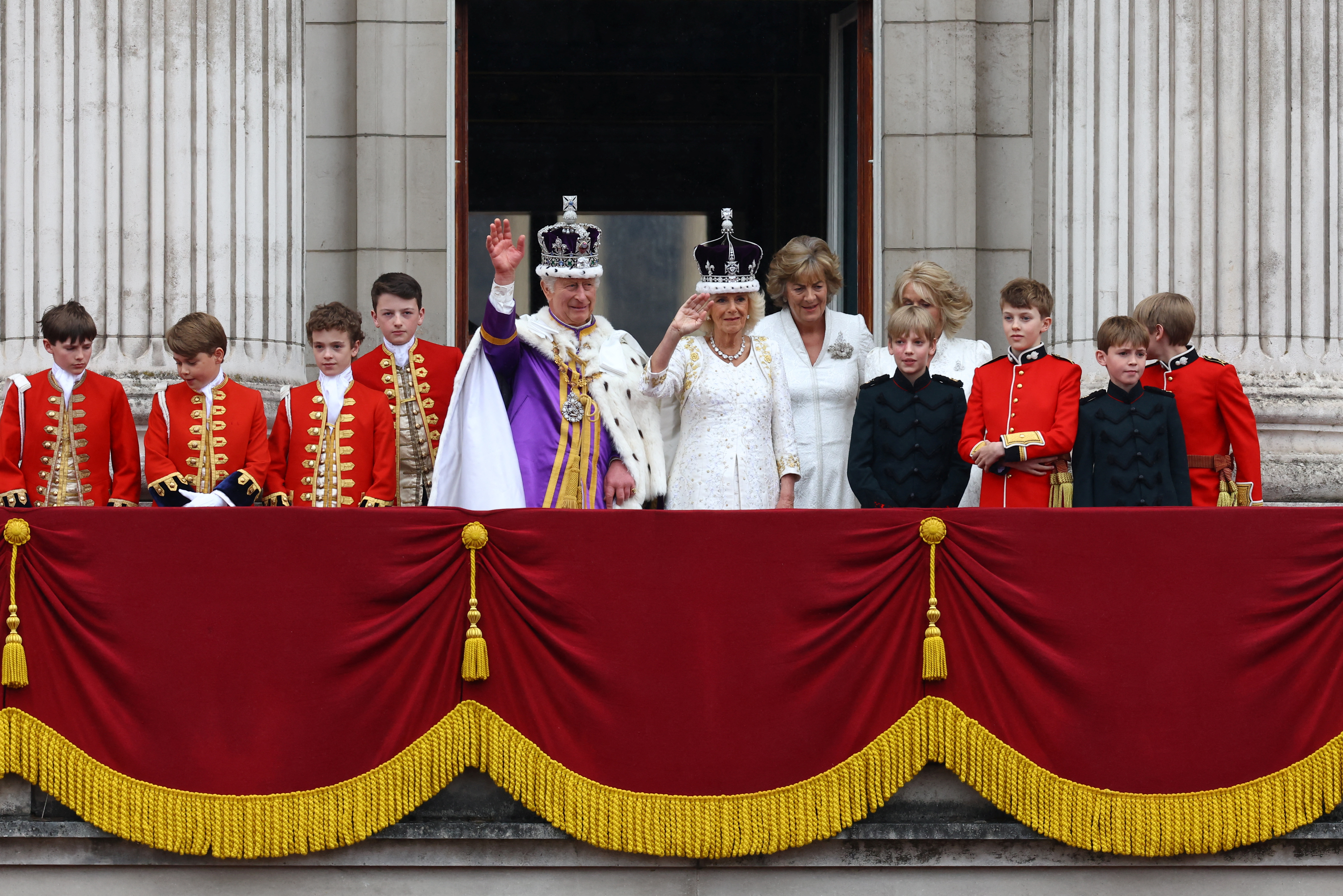 El rey Carlos de Inglaterra y la reina Camilla en el balcón del palacio de Buckingham tras su ceremonia de coronación en Londres, Gran Bretaña, el 6 de mayo de 2023. REUTERS/Matthew Childs