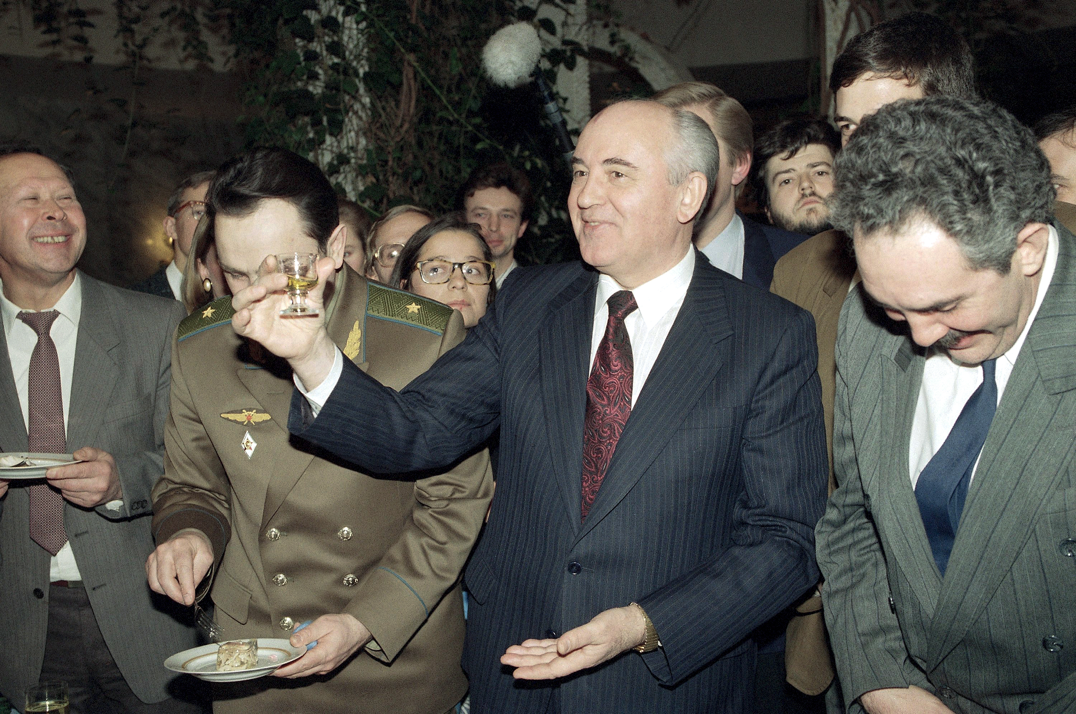 Mikhail Gorbachev sostiene un vaso de vodka en su fiesta de despedida en el Hotel Oktyabrskaya en Moscú el 26 de diciembre de 1991 (AP Photo/Alexander Zemlianichenko, File)