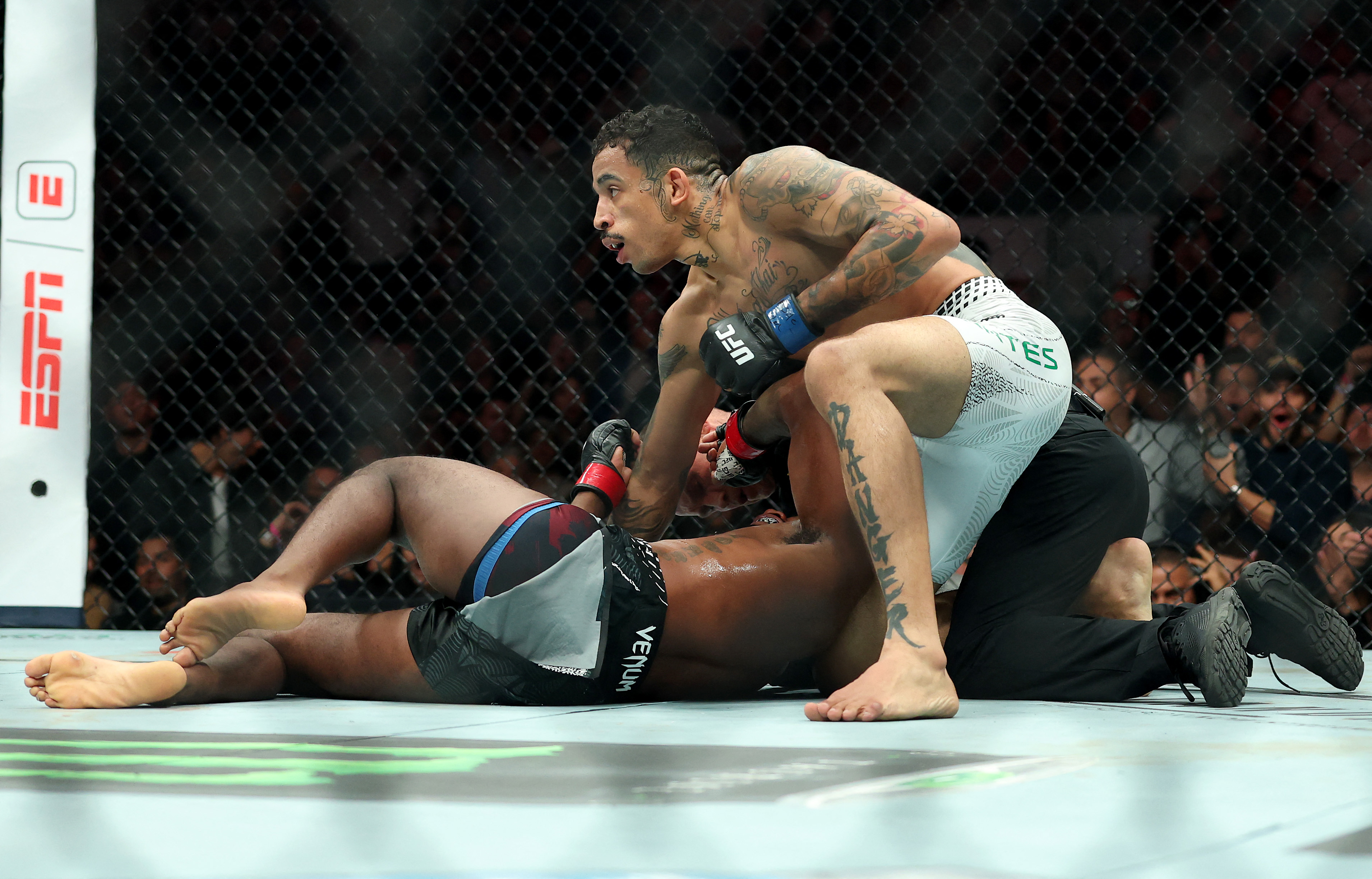 La estrella de UFC que se hizo viral por sus gestos mientras recibía una paliza: se recuperó, ganó con un KO implacable y se llevó el bono de 50 mil dólares
