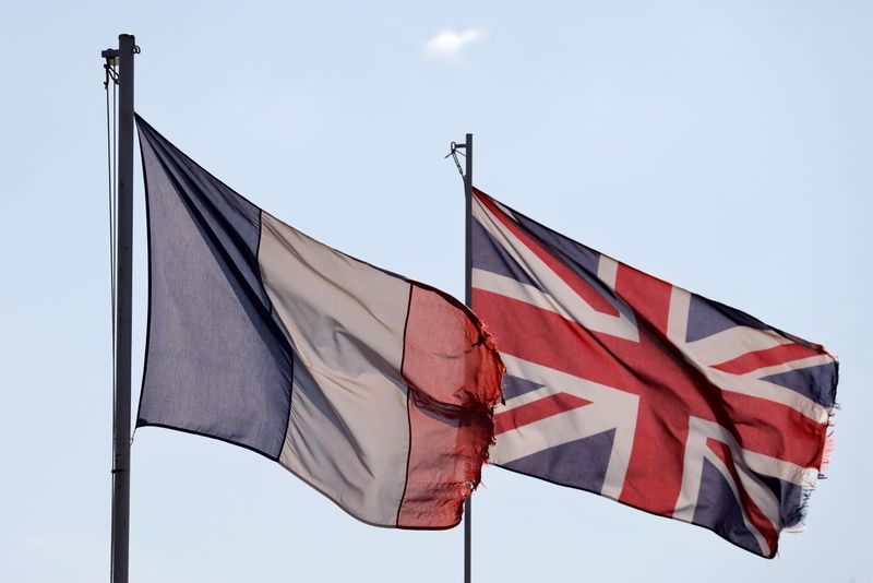 Una bandera francesa y una bandera nacional británica en Violaines, Francia, el 16 de octubre de 2020. REUTERS/Pascal Rossignol/Archivo