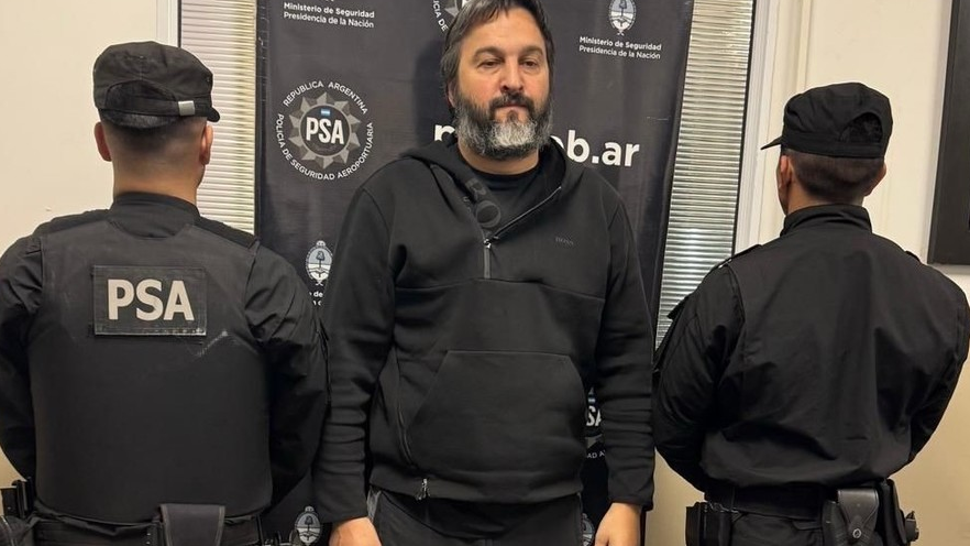 Un triple choque en pleno centro porteño terminó con un herido y una camioneta incrustada dentro de un bar