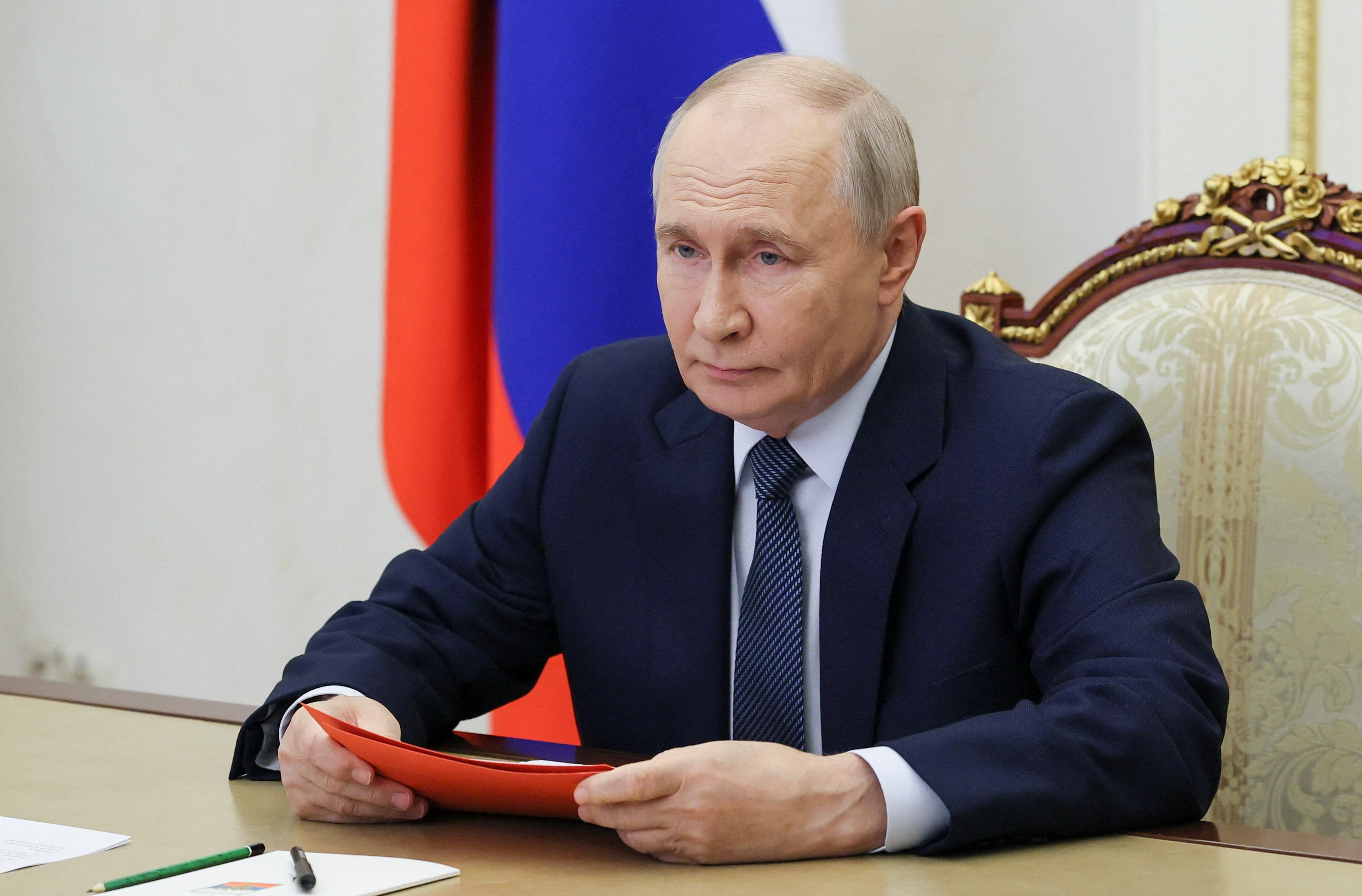 Vladimir Putin ordenó suspender por tres días los ataques contra Kiev en medio de la visita de los enviados de Donald Trump