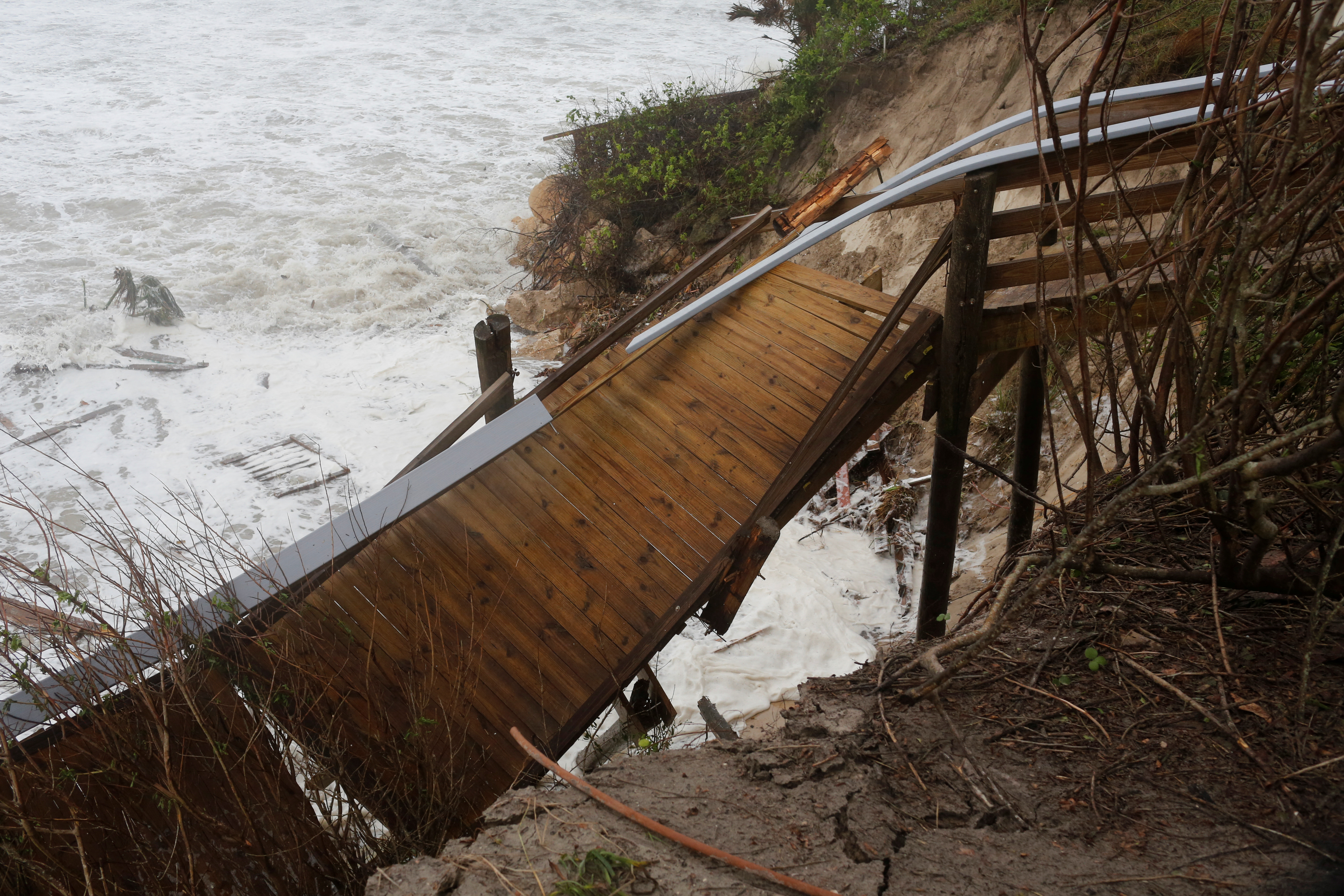 Los vientos de Nicole van a seguir castigando las costas de Florida, Georgia y Carolina del Sur (REUTERS/Marco Bello)