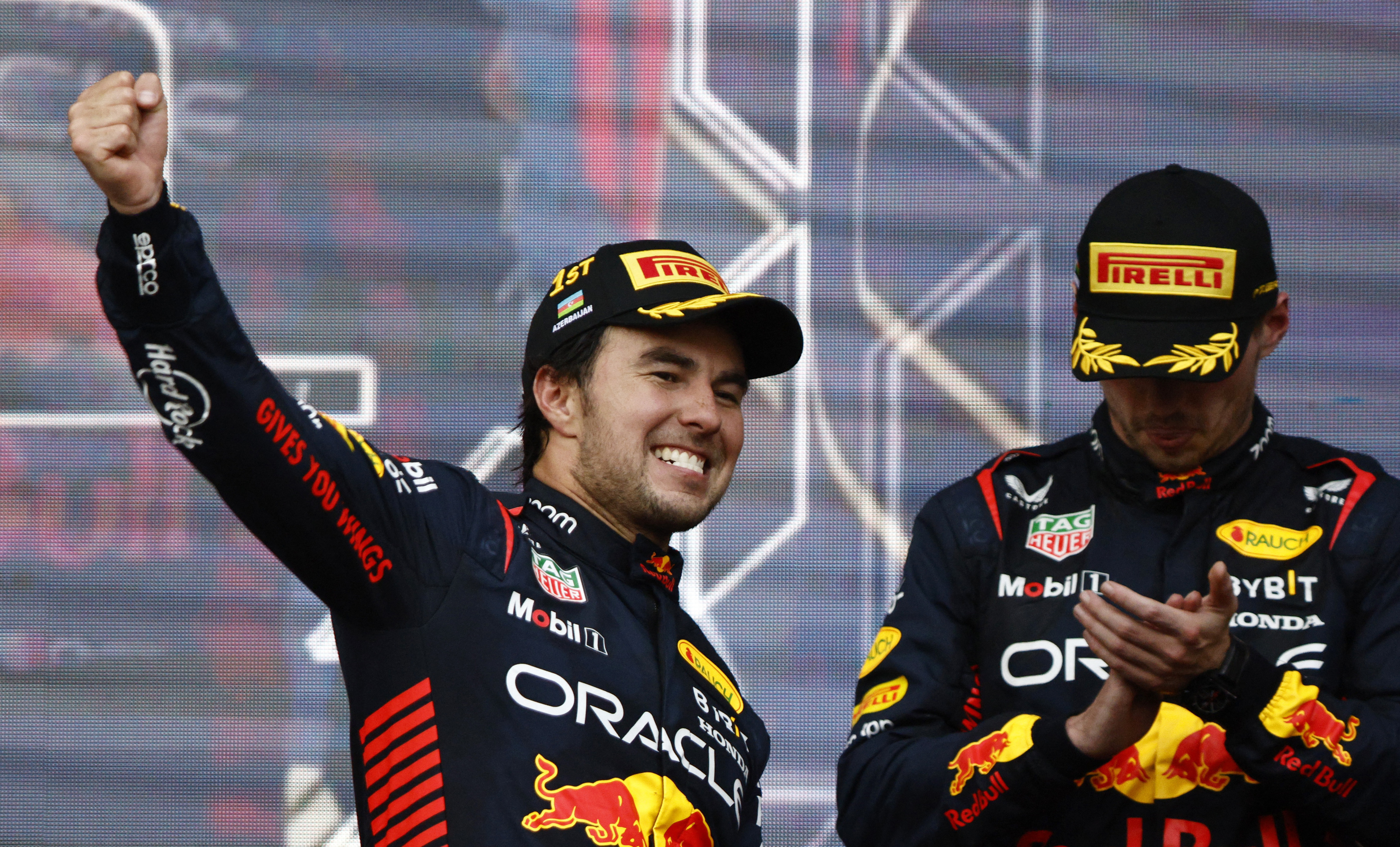 Sergio "Checo" Pérez celebra su triunfo mientras Max Verstappen aplaude (REUTERS/Maxim Shemetov)