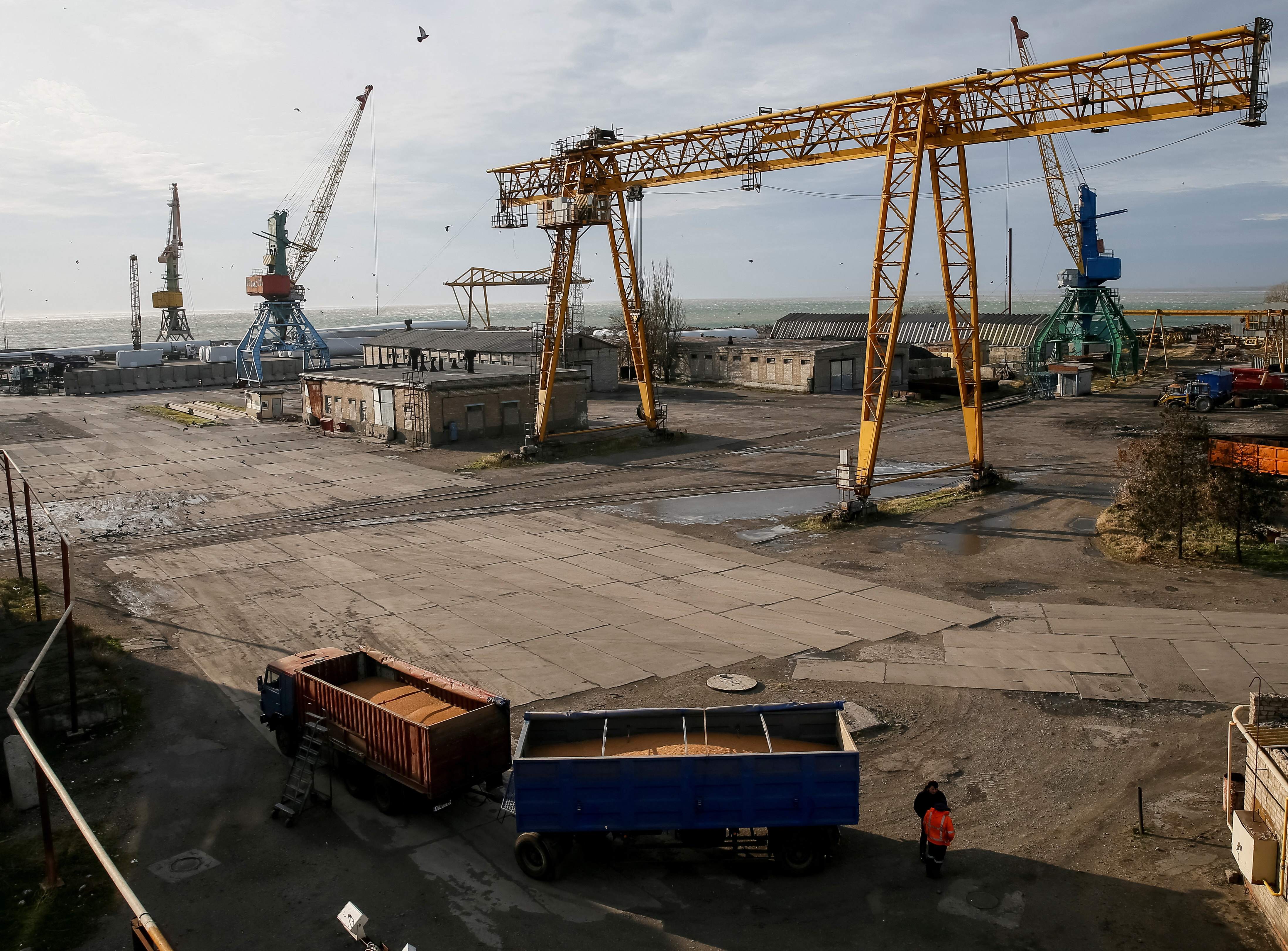 : Un camión con granos y grúas en el puerto marítimo de Azov en Berdyansk, Ucrania, el 30 de noviembre de 2018. Foto tomada el 30 de noviembre de 2018. (REUTERS/Gleb Garanich)