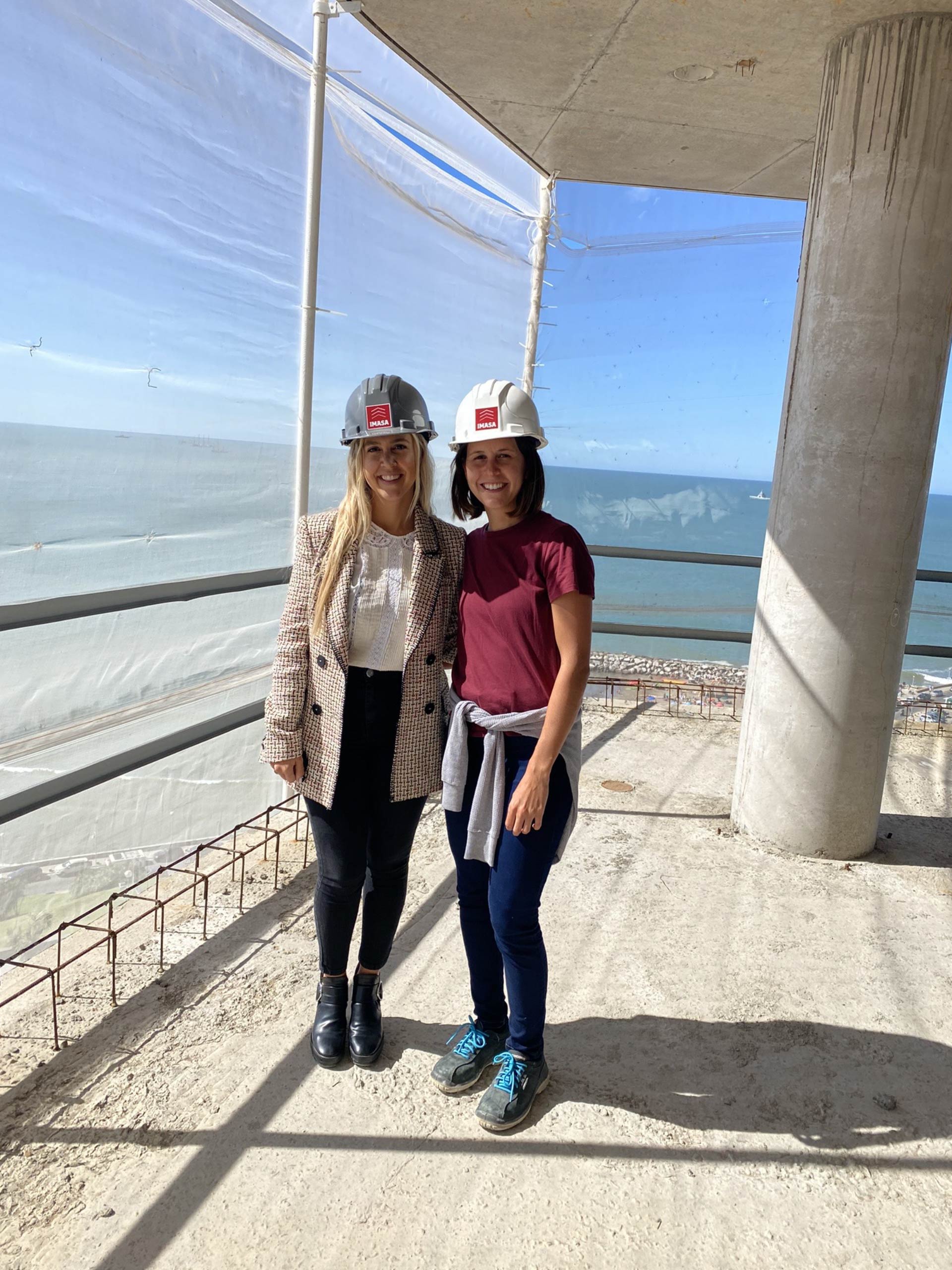 Florencia Miconi y Martina Abal, jefa de obra en una de las construcciones que lleva adelante la compañía en la Costa Atlántica