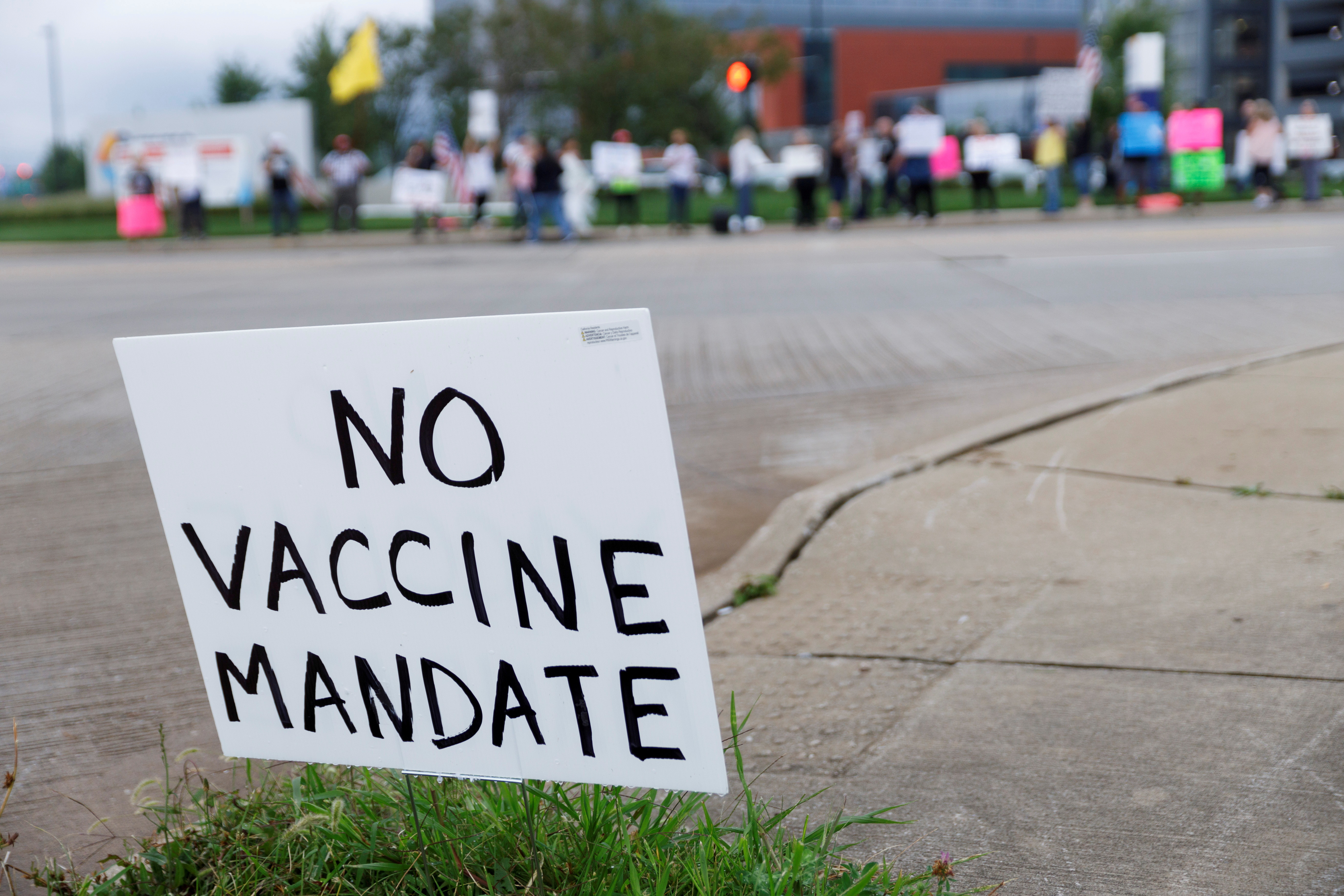 Protesta contra la obligación de vacunarse de un grupo de trabajadores del Summa Health Hospital en Akron, Ohio.   REUTERS/Stephen Zenner