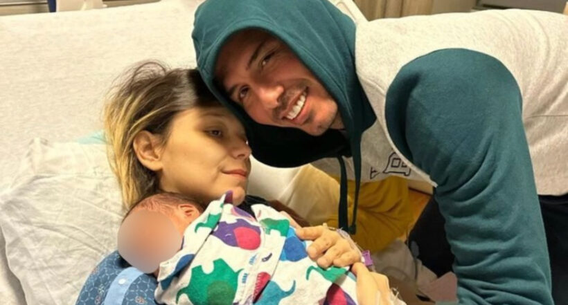 Paula Durán y su esposo Sergio Vega con su bebé recién nacido, a quien llamaron Juan José. Instagram @sergiovega228711