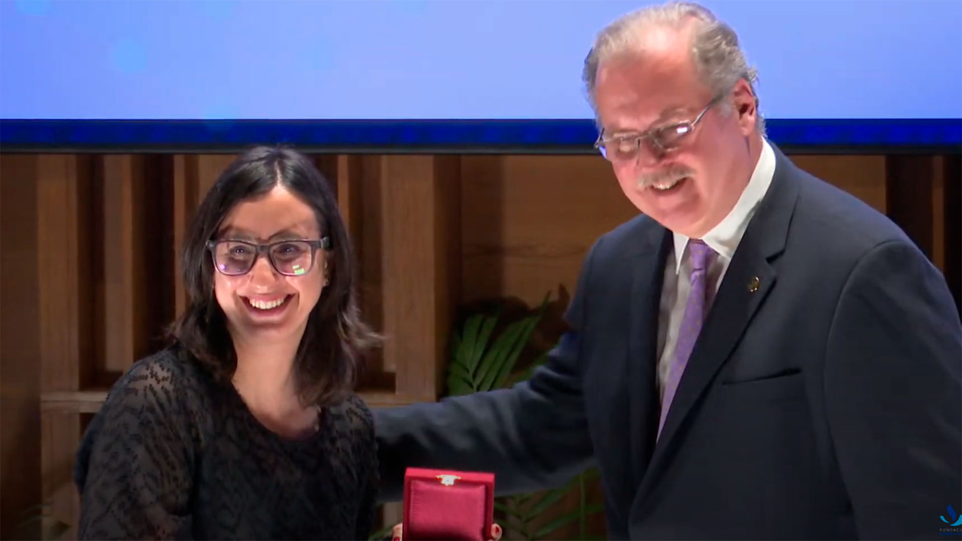 Junto a su pequeña hija, Molina recibió el premio de patrocinio 2022