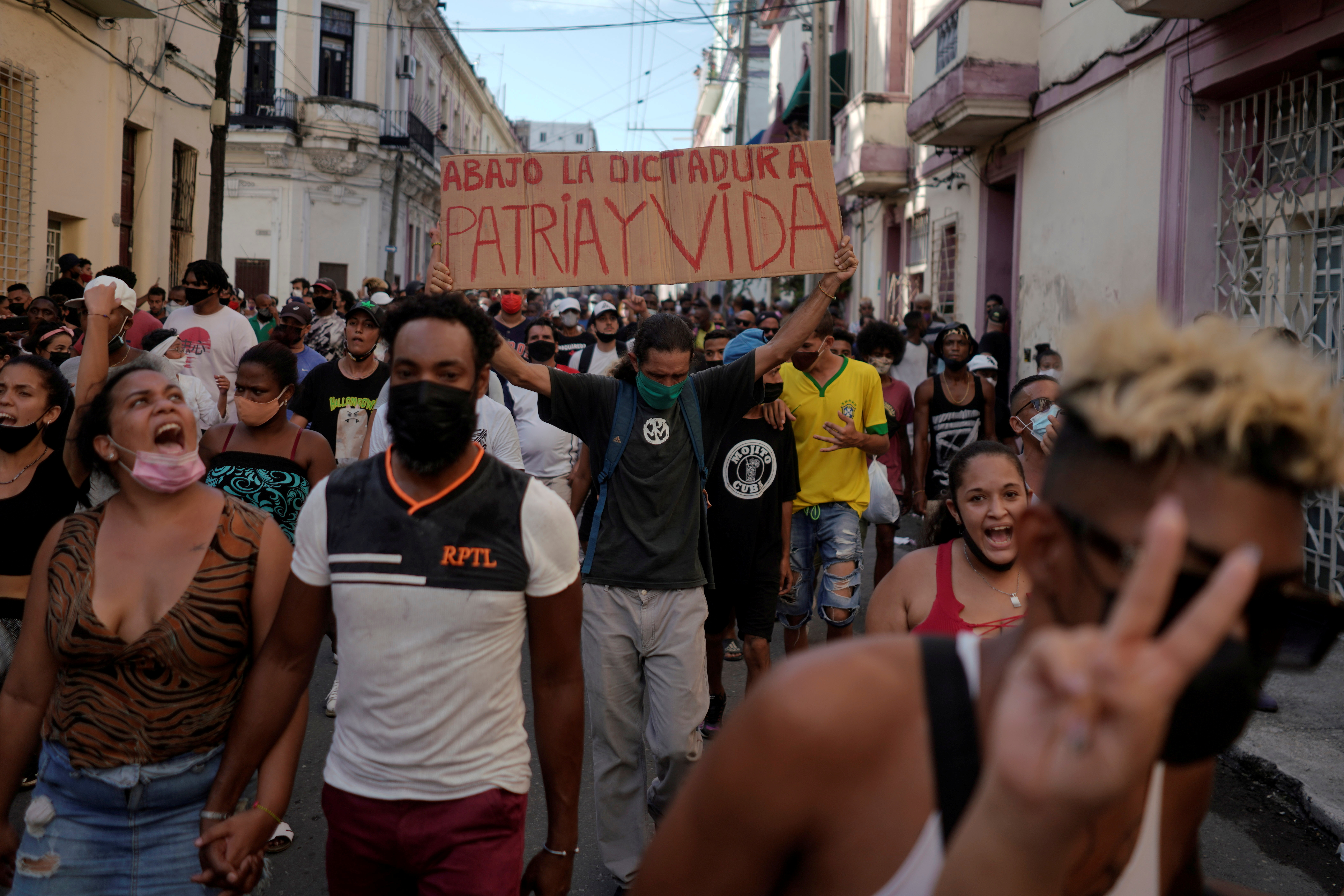 Foto de archivo: Personas gritan consignas contra el régimen durante una protesta en La Habana el 11 de julio de 2021 (REUTERS/Alexandre Meneghini)