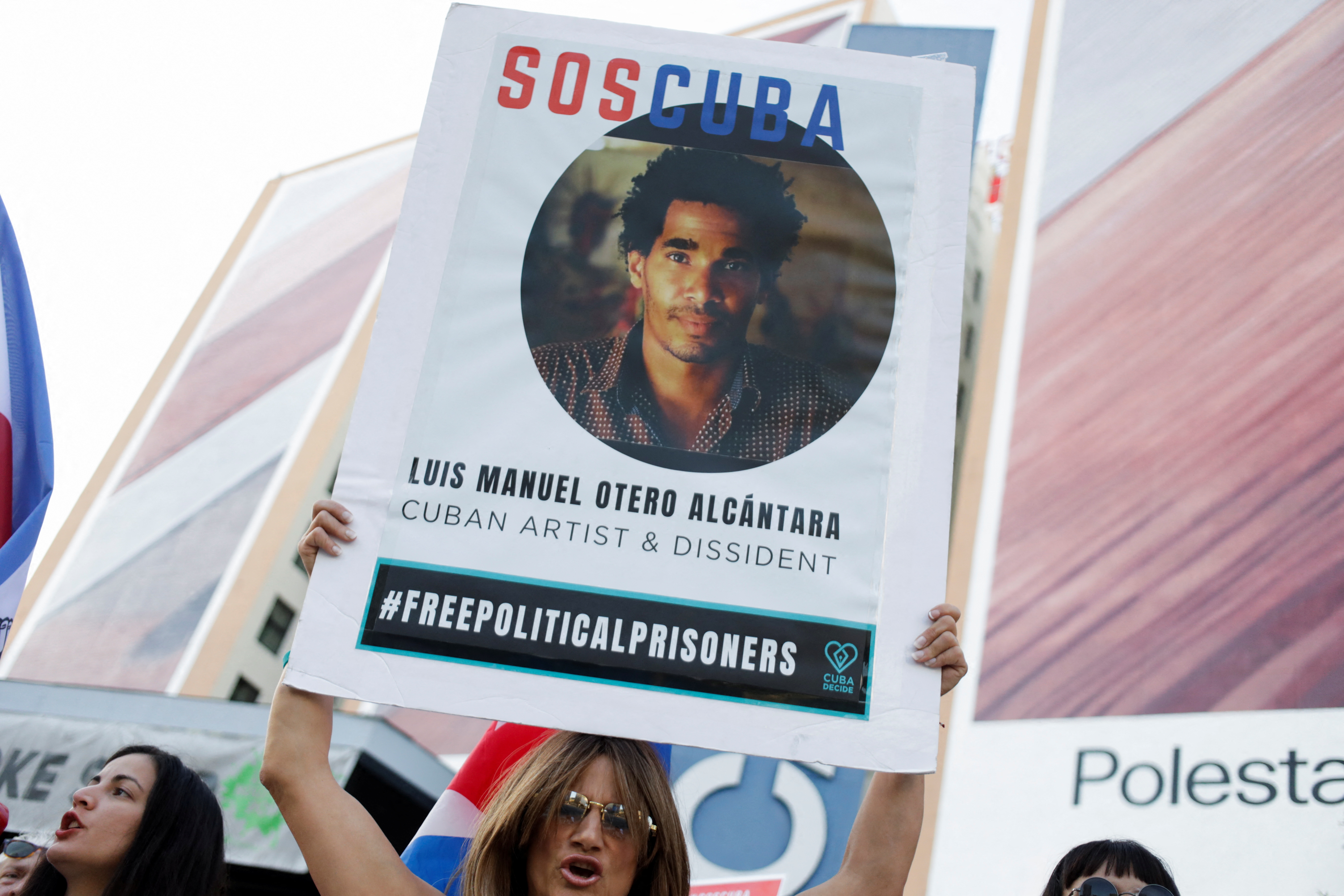 La cara de Luis Manuel Otero Alcantara en un cartel durante una protesta en Los Angeles (REUTERS/Daniel Becerril)