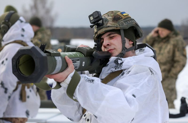 Un miembro del servicio ucraniano aprende a utilizar un arma M141 suministrada por Estados Unidos, durante unos ejercicios cerca de Yavoriv, en la región de Lviv, Ucrania, el 4 de febrero de 2022 (REUTERS/Roman Baluk)